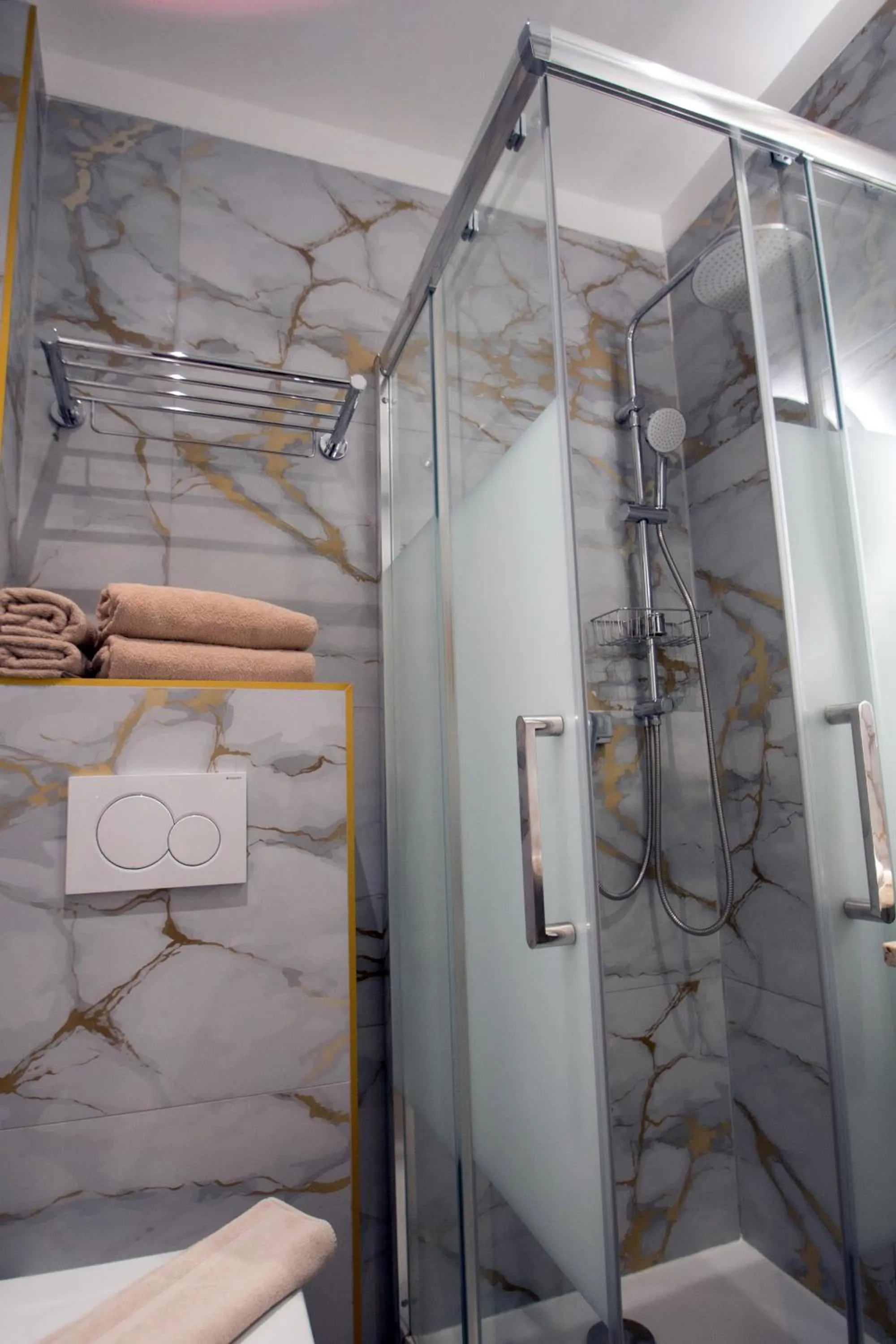 Shower in Hôtel Parisien