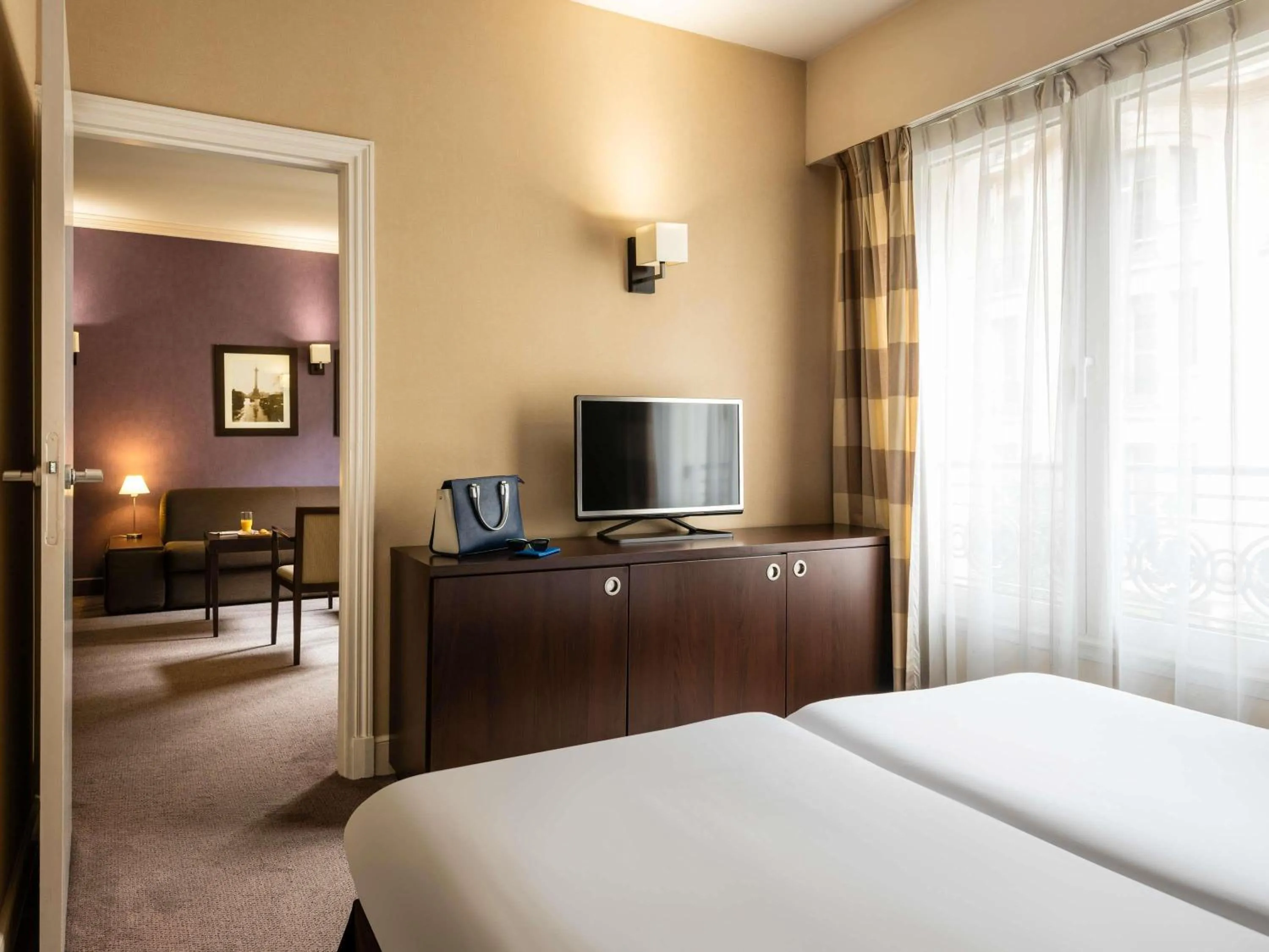 Bedroom, Bed in Aparthotel Adagio Paris Haussmann Champs Elysées