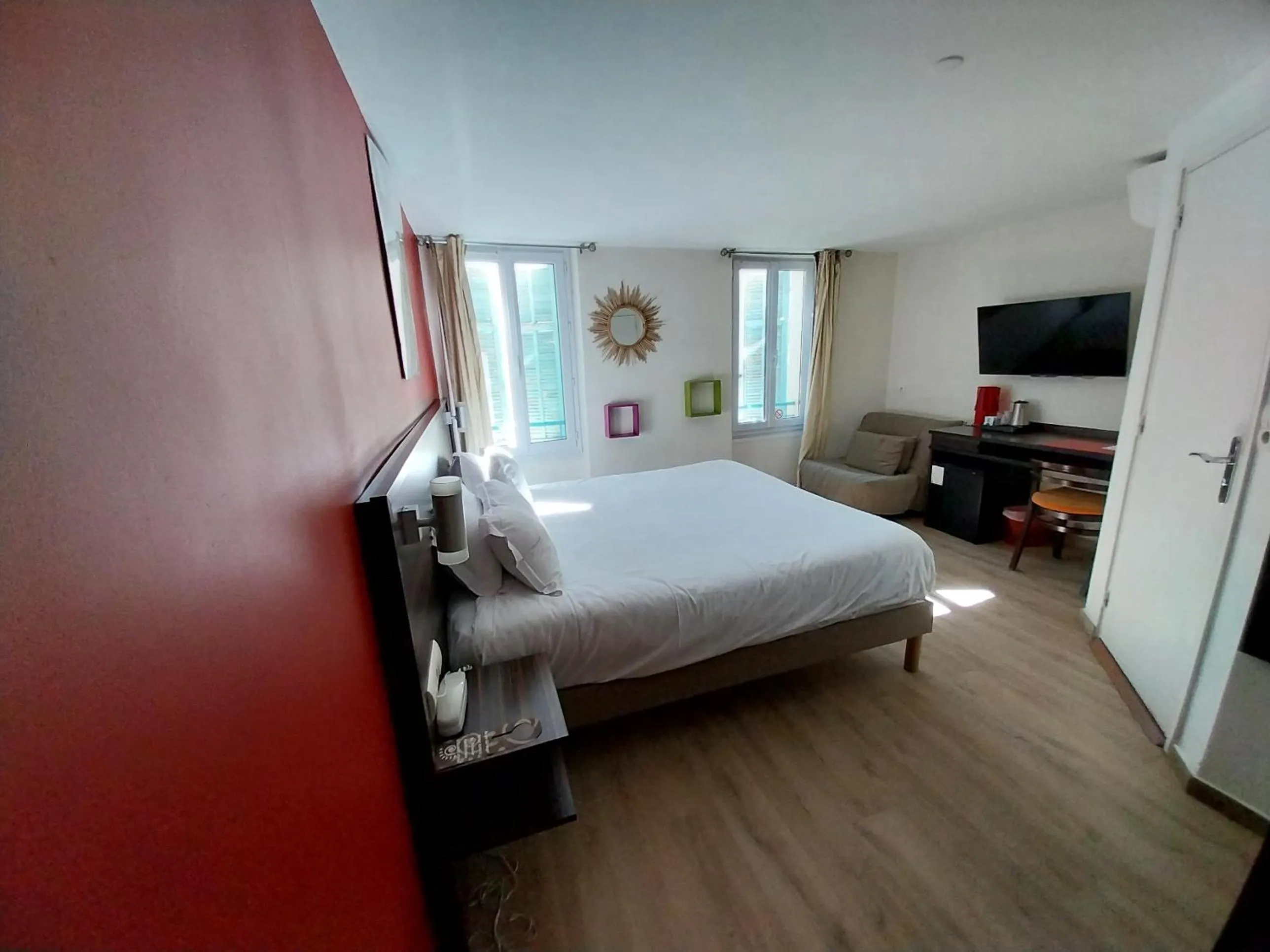 Photo of the whole room, Bed in Hotel Le Mistral