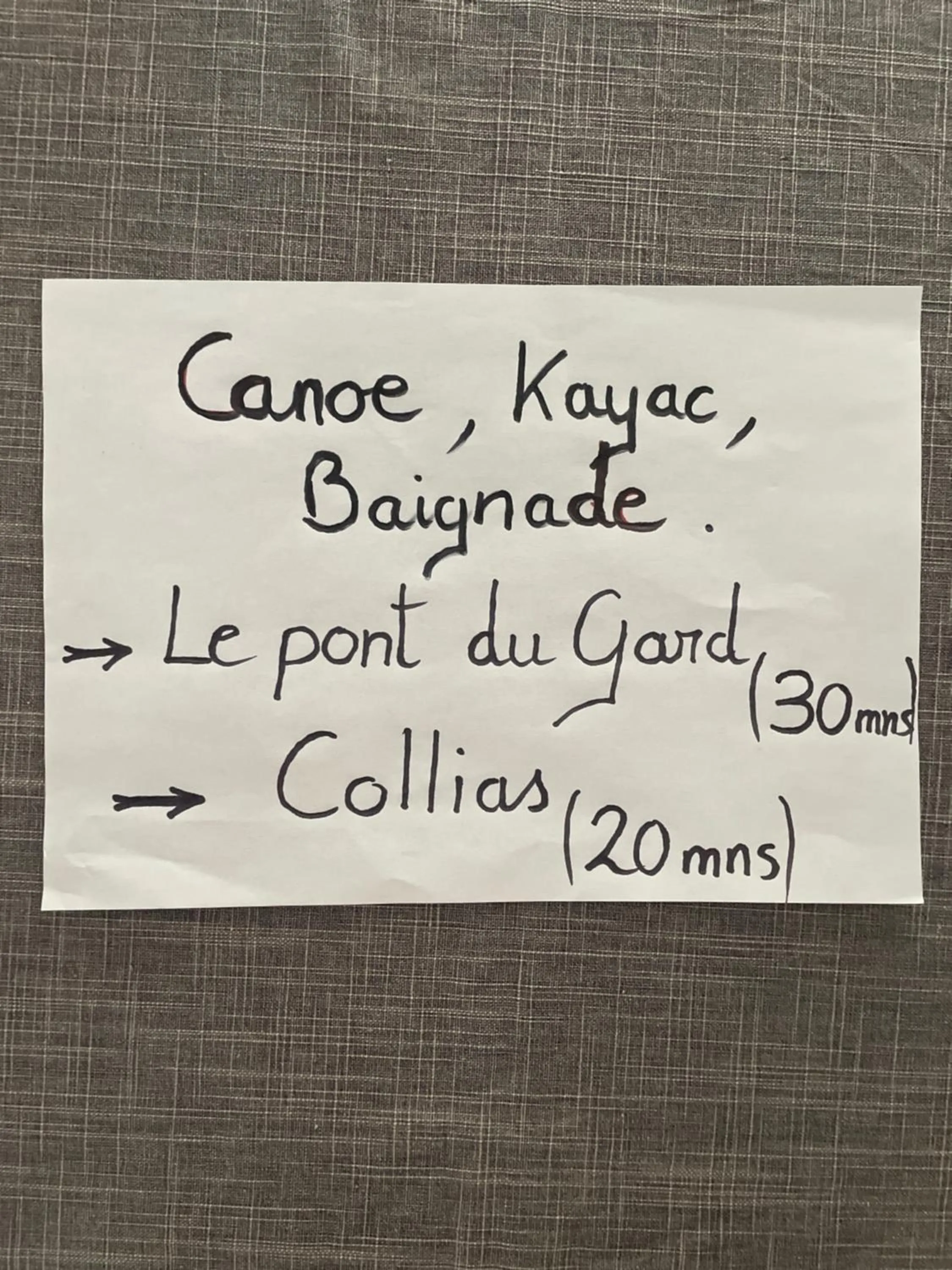 Text overlay in La Chambre Haute et son jardin dans les hauteurs de Nîmes