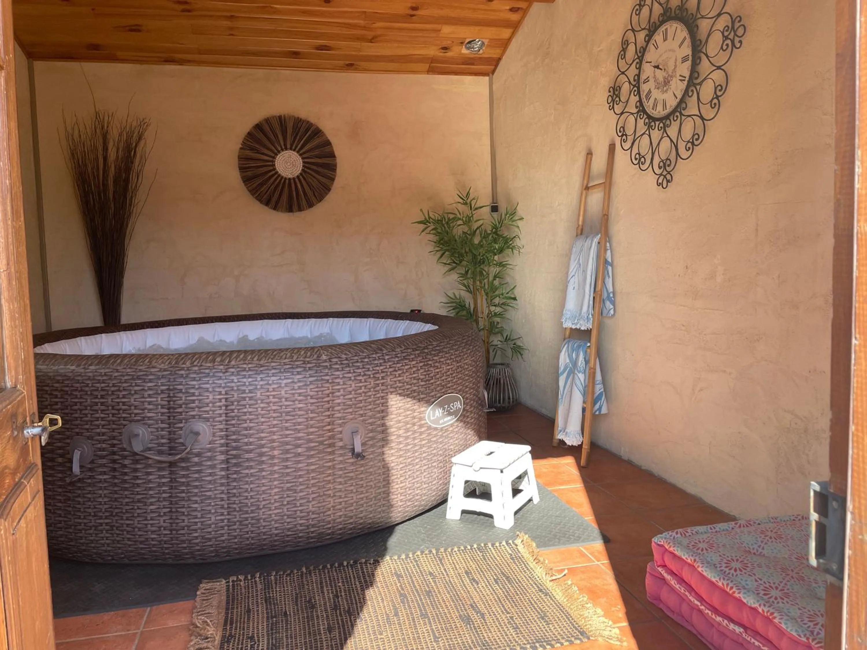 La Chambre Haute, son spa et son jardin à Nîmes