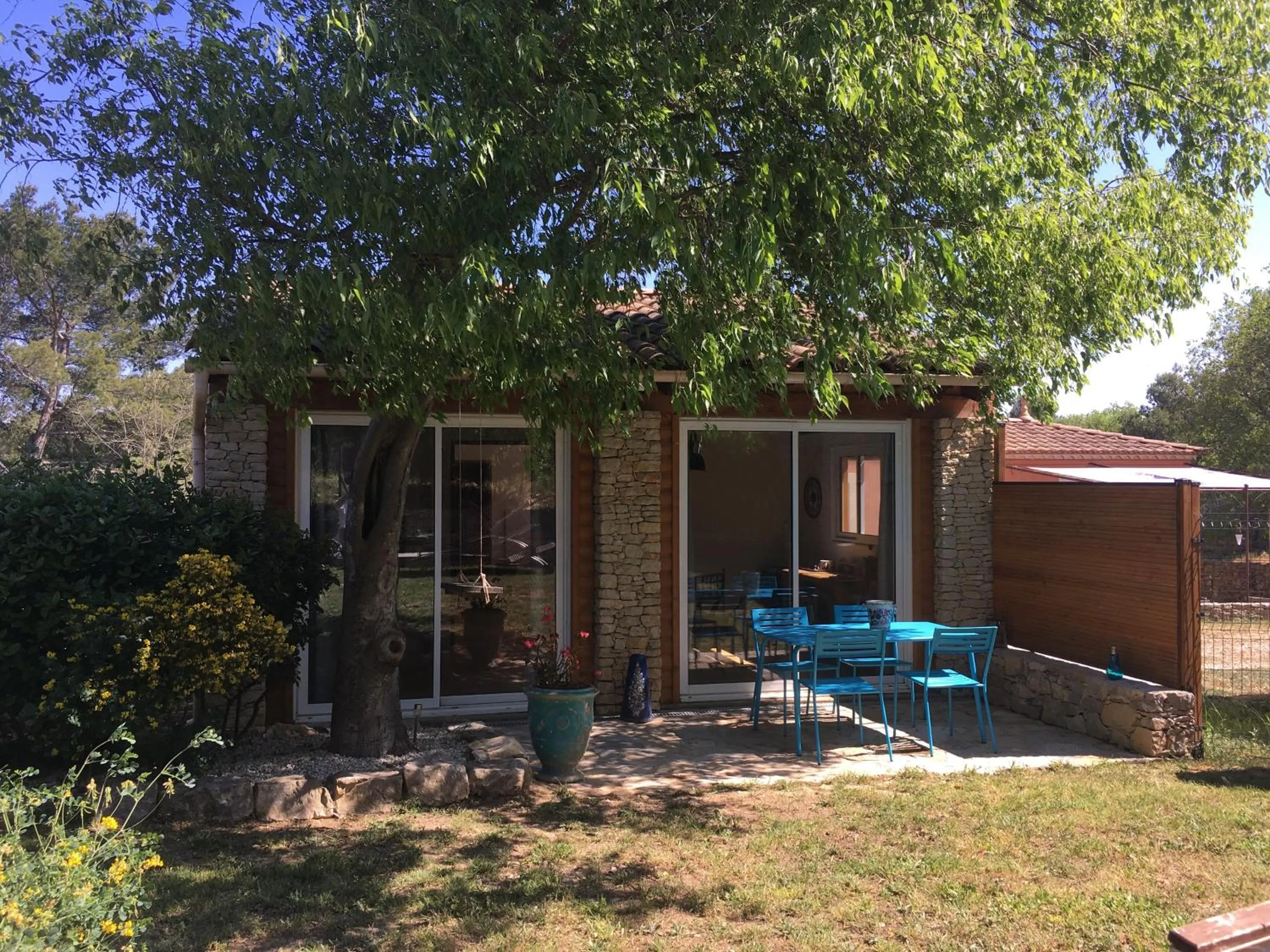 Patio in La Chambre Haute et son jardin dans les hauteurs de Nîmes