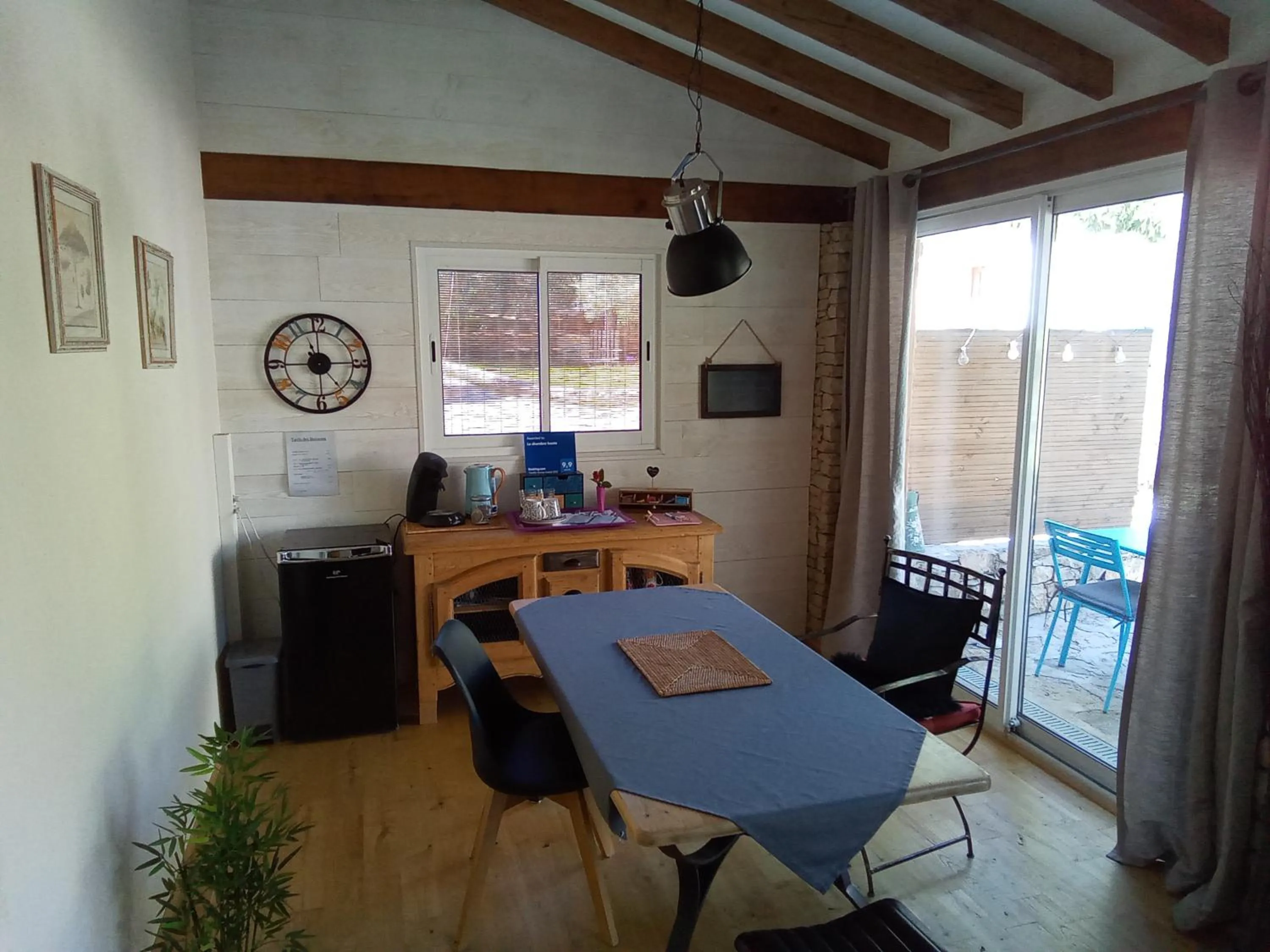 Dining area in La Chambre Haute et son jardin dans les hauteurs de Nîmes