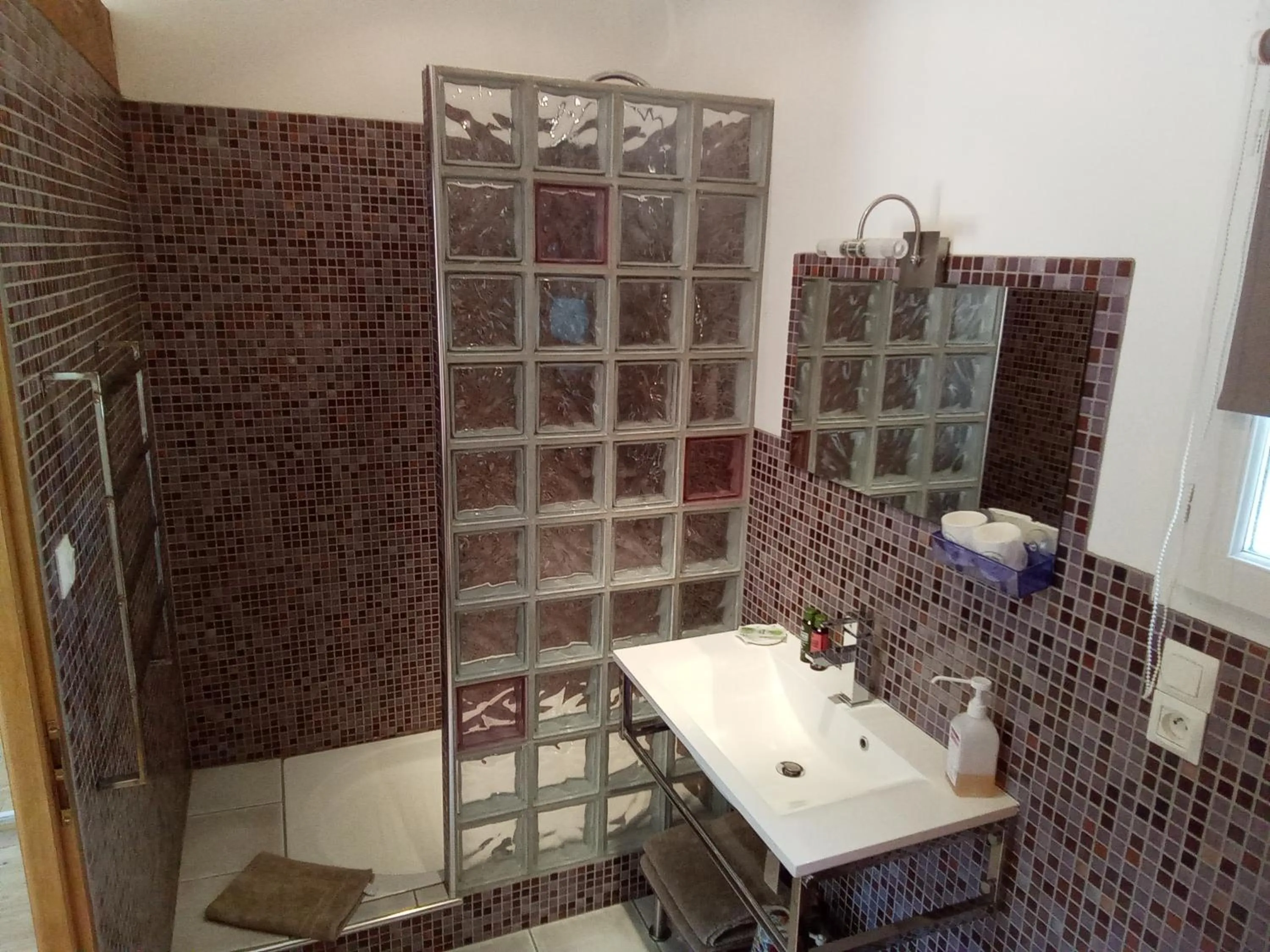 Bathroom in La Chambre Haute et son jardin dans les hauteurs de Nîmes