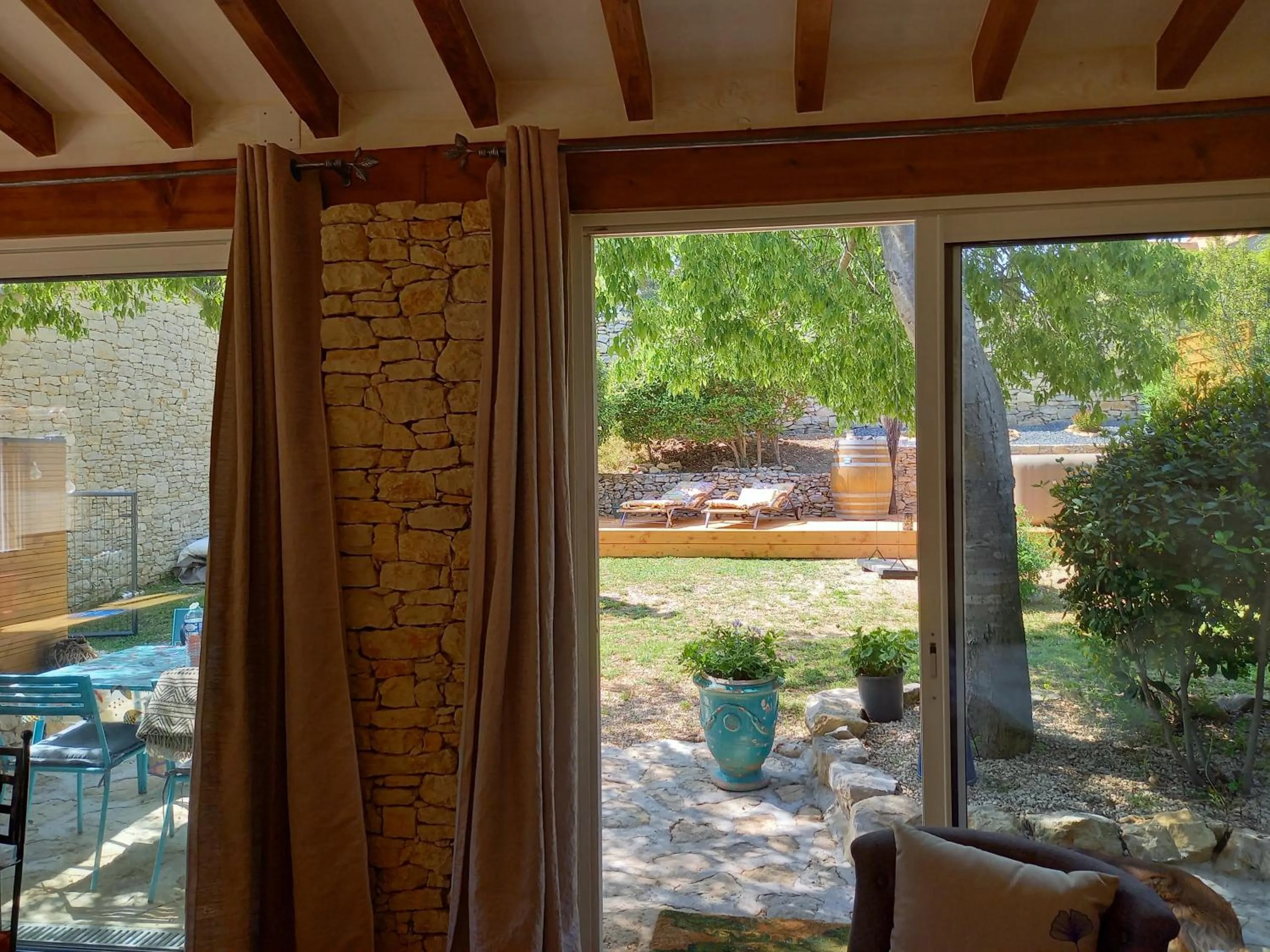 Garden view in La Chambre Haute et son jardin dans les hauteurs de Nîmes
