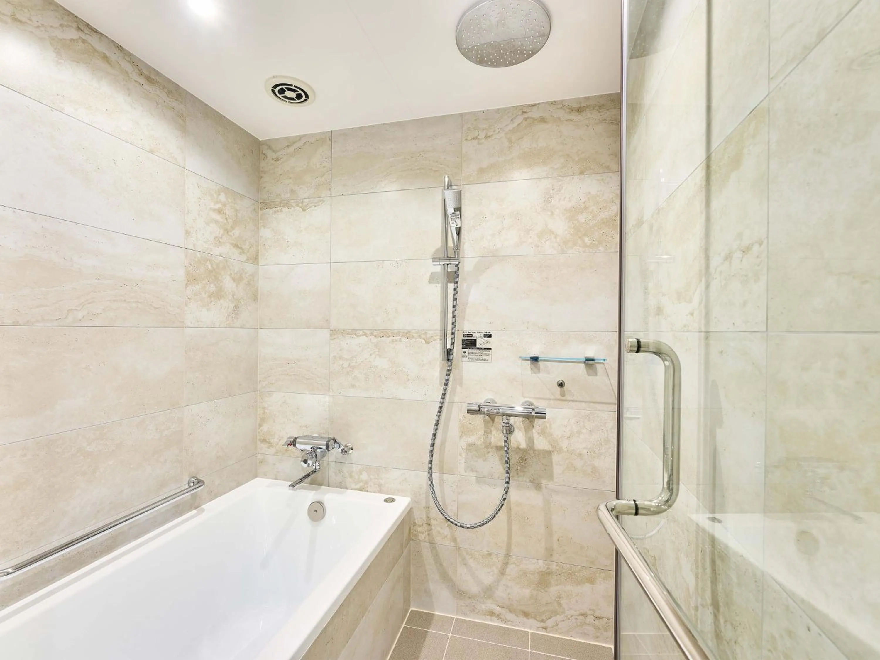 Shower in Daiwa Roynet Hotel Naha Kokusaidori