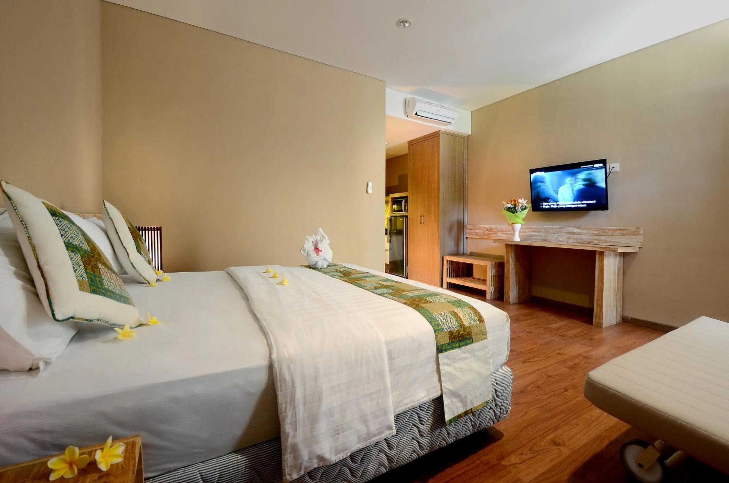 Kitchen or kitchenette, Bed in Bali Breezz Hotel