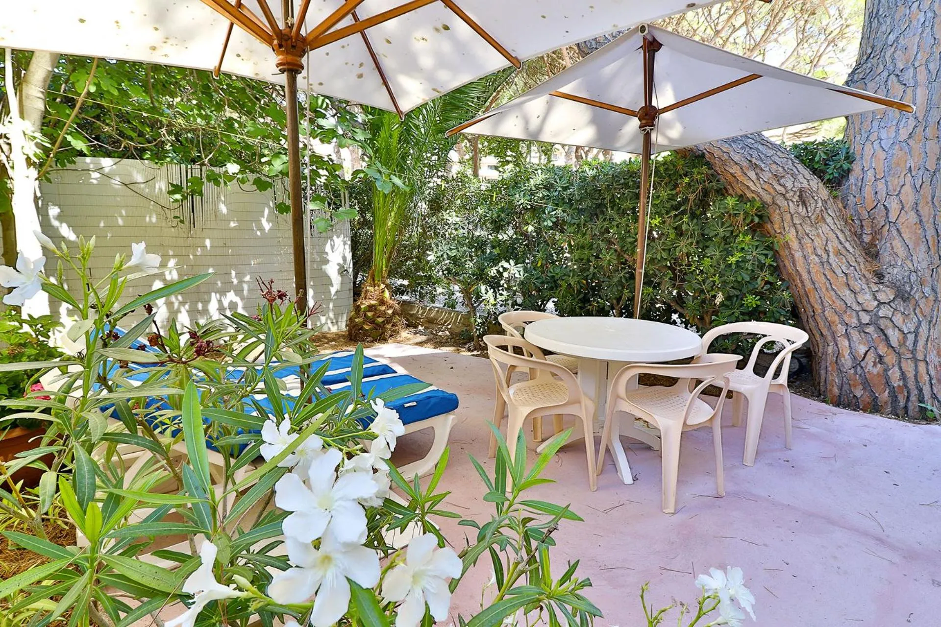 Patio in Hôtel Beau Rivage
