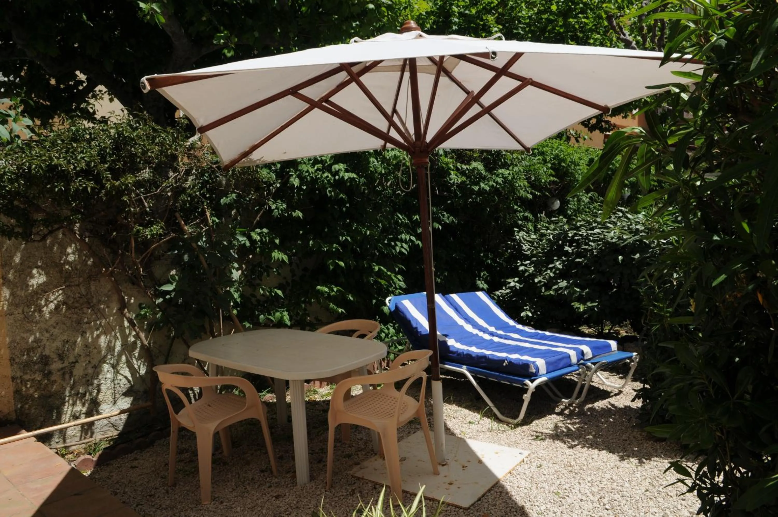 Patio in Hôtel Beau Rivage