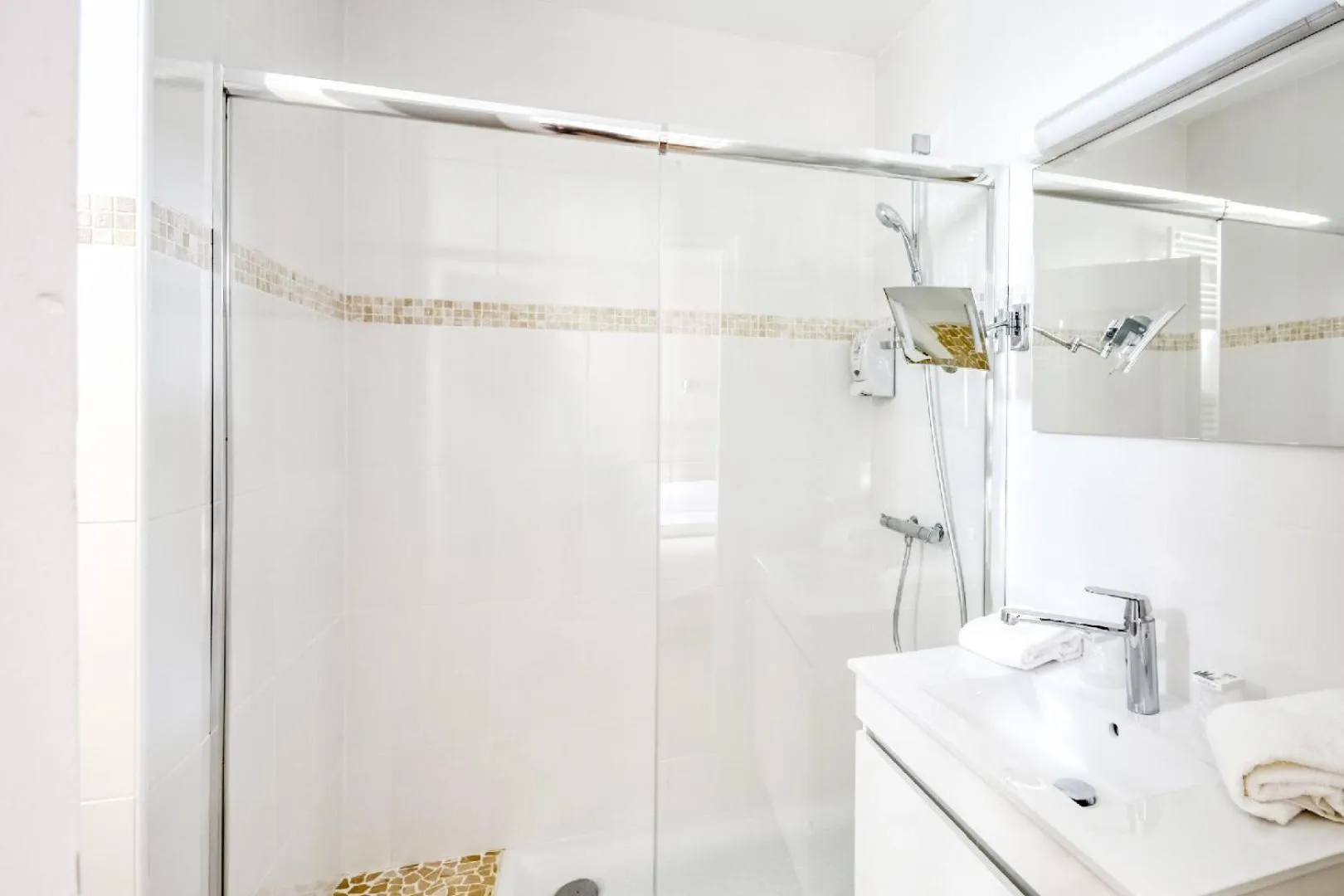 Shower in Hôtel Beau Rivage