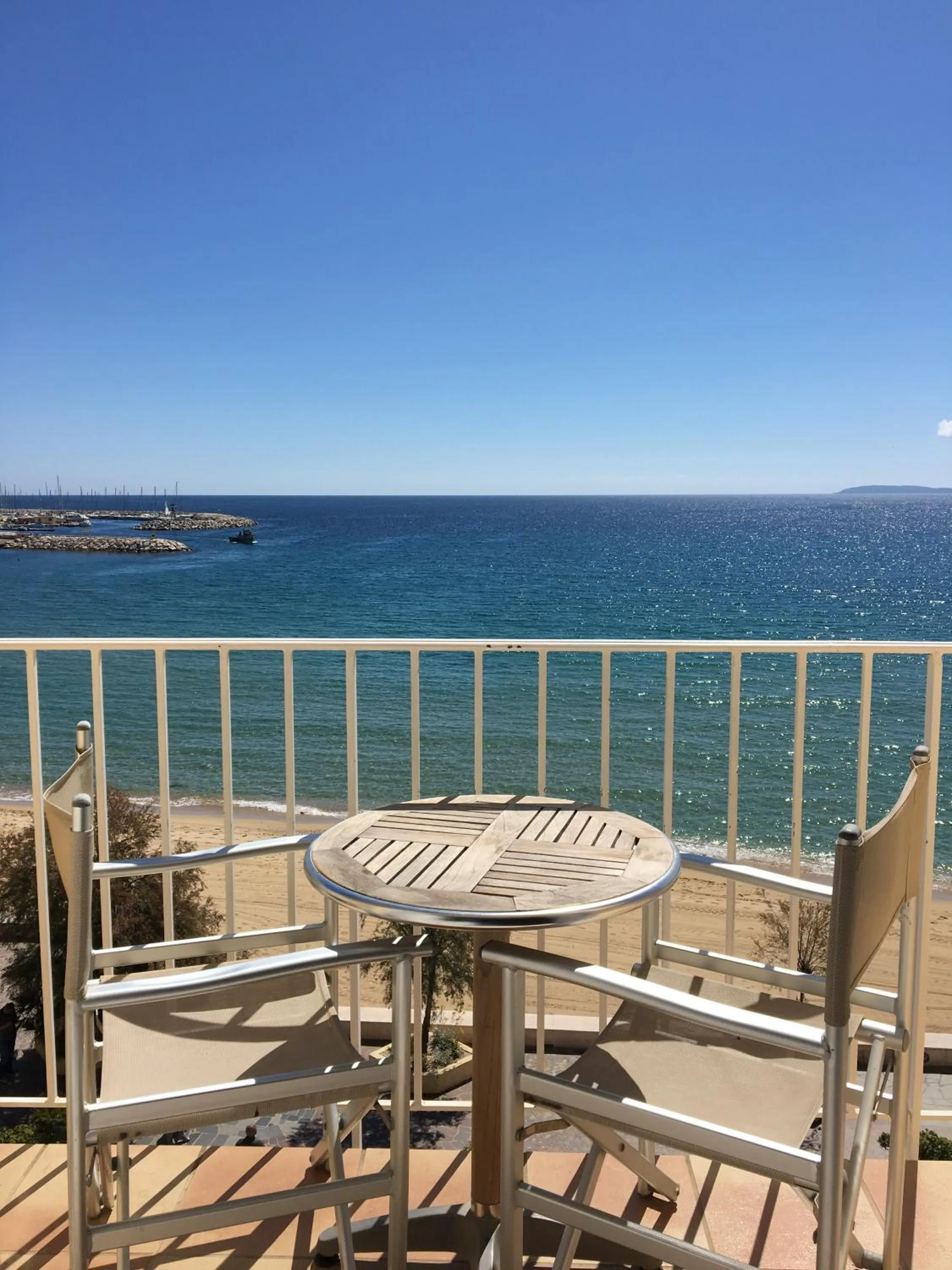 Day in Hôtel Beau Rivage