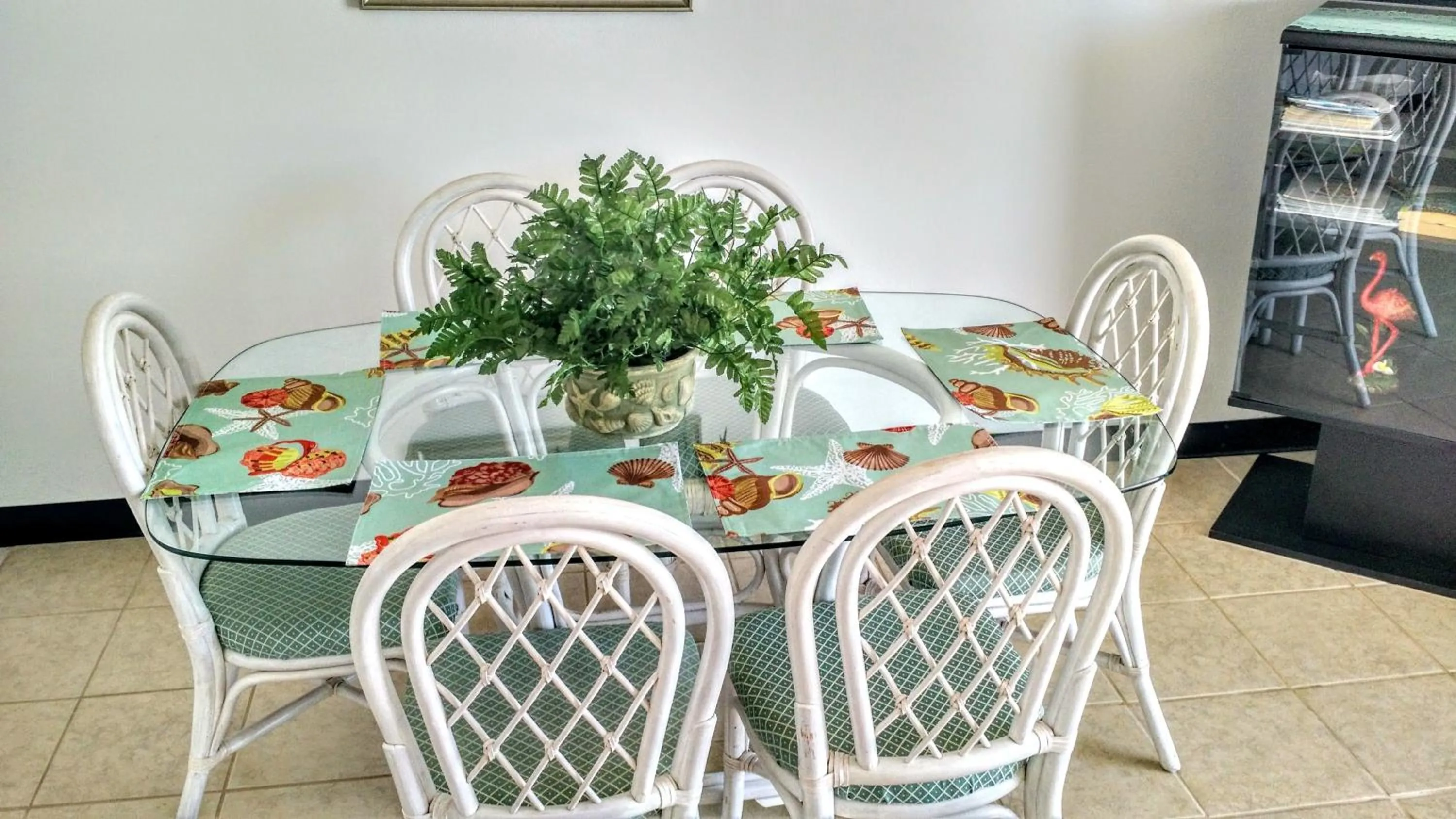 Dining area in Keeler Island Princess 508