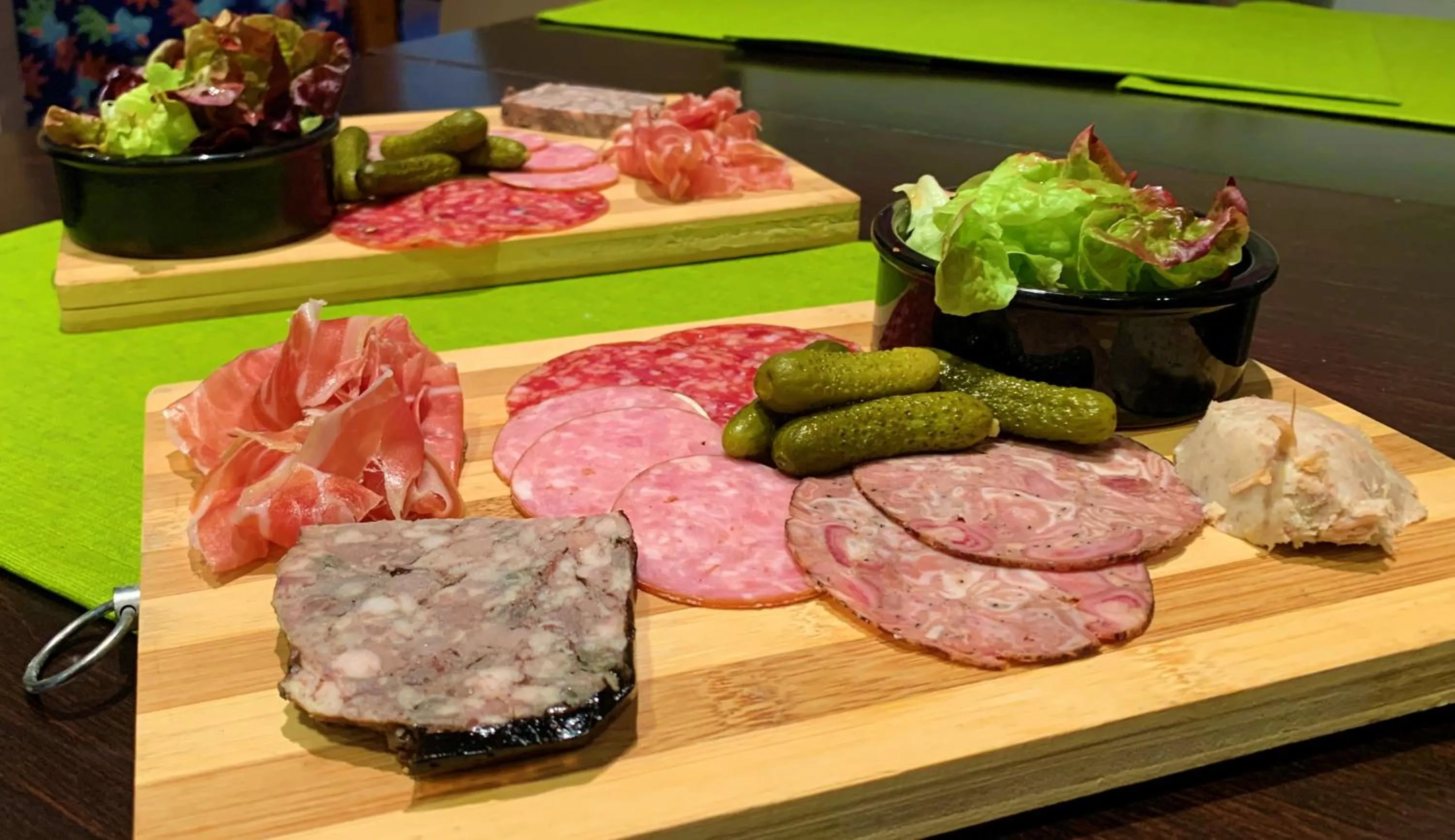 Restaurant/places to eat in Les Camelias