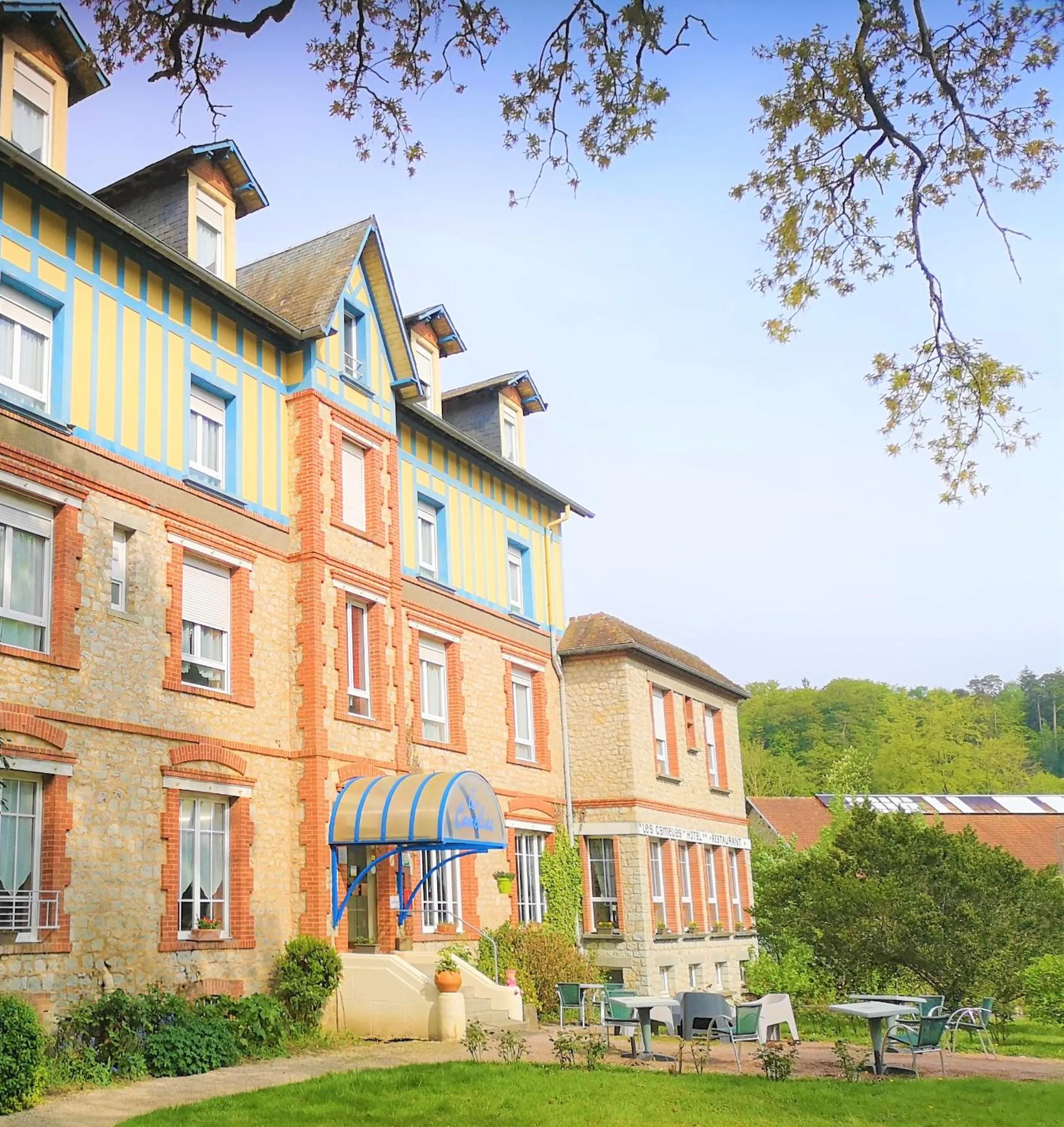 Property building in Les Camelias