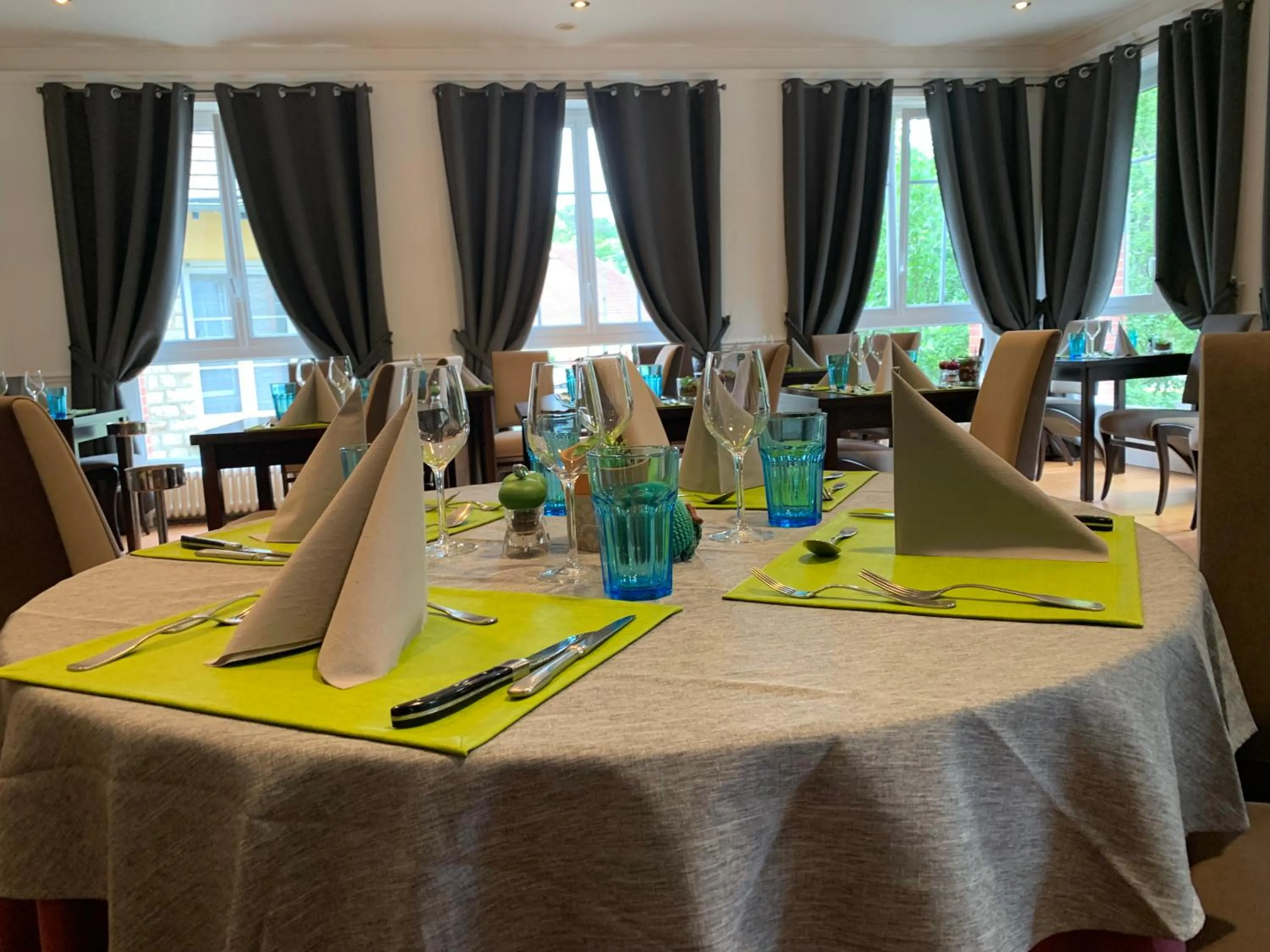 Restaurant/places to eat in Les Camelias