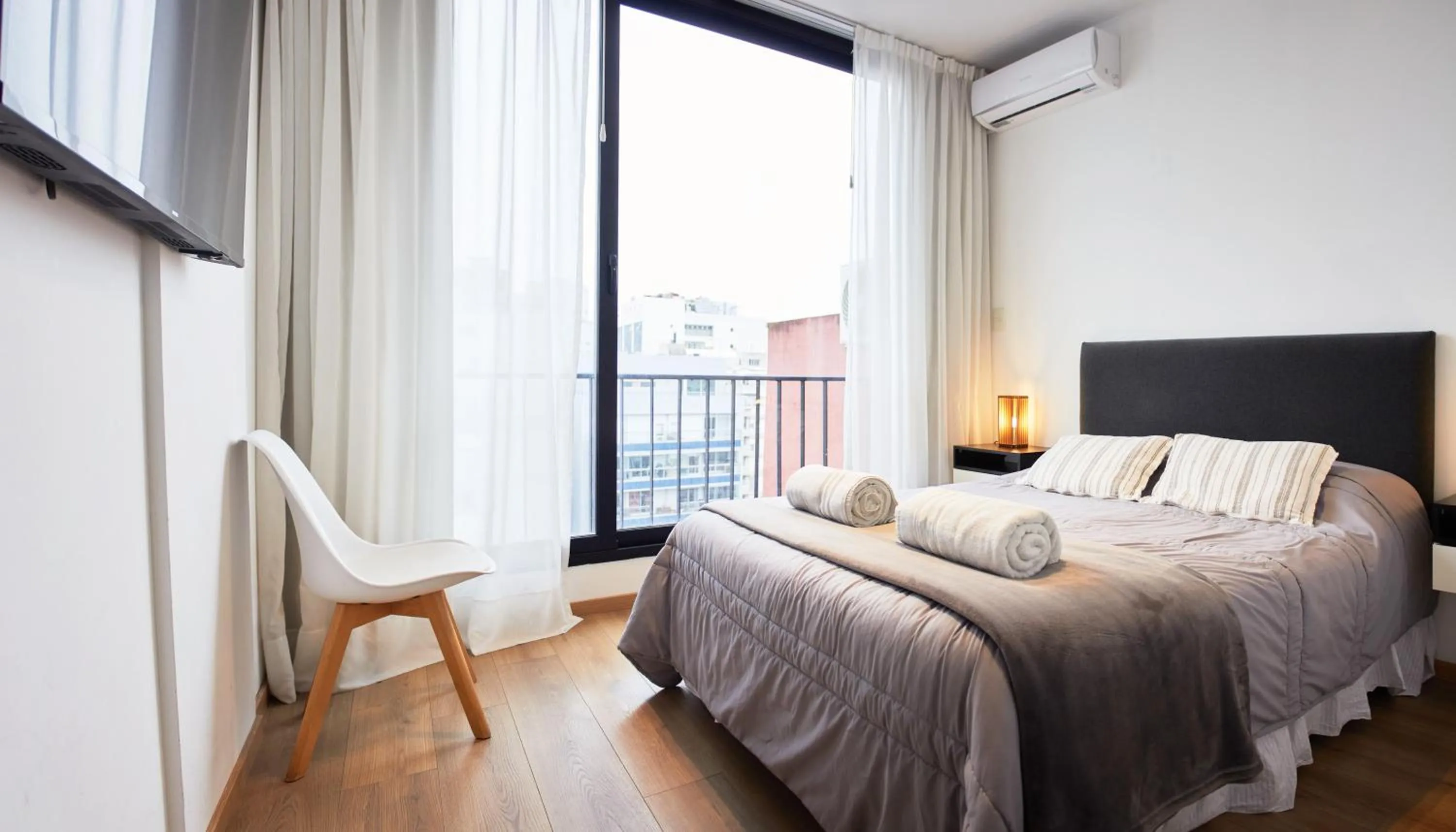 Bedroom, Bed in Monroe Suites