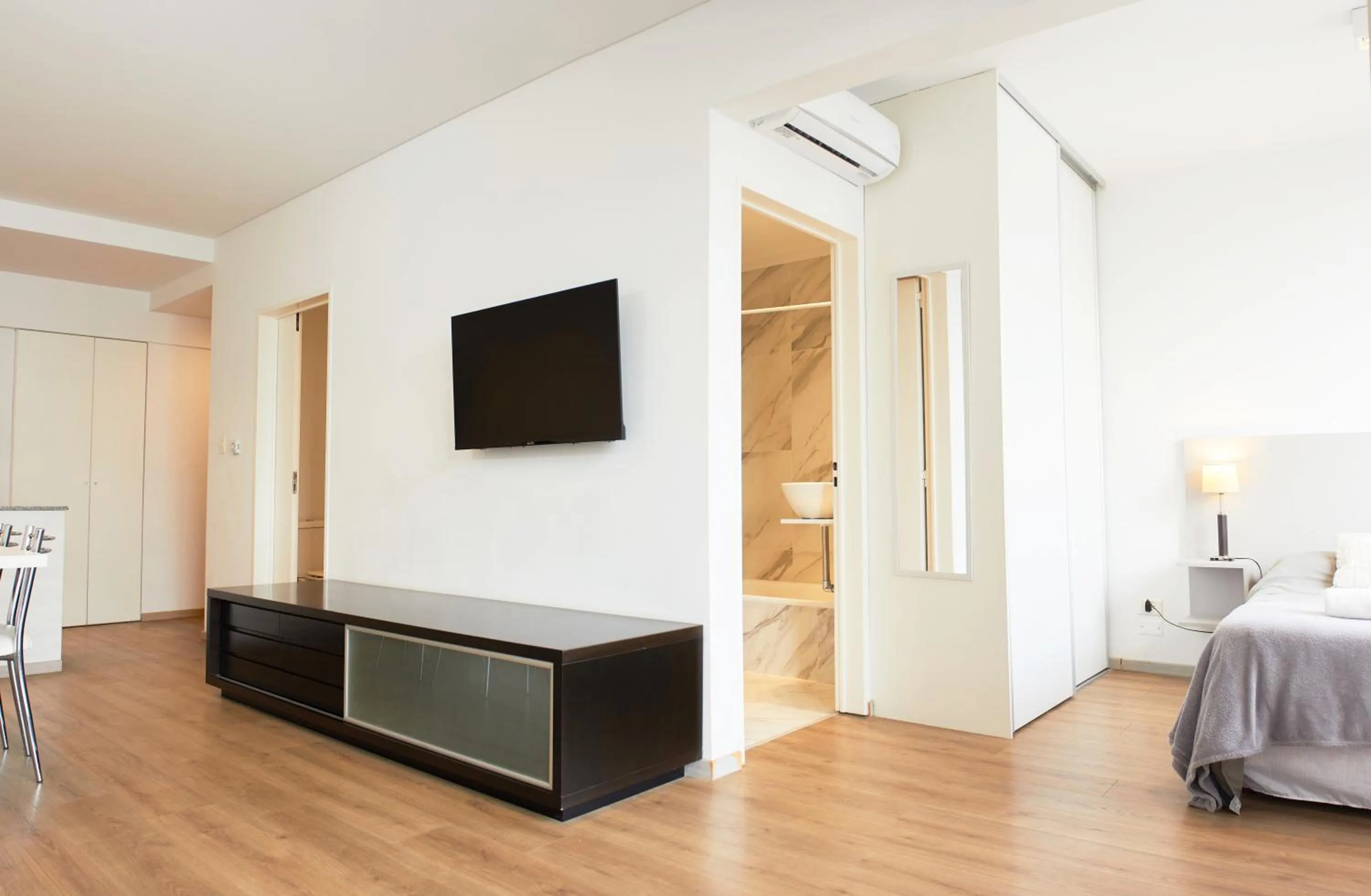 Photo of the whole room, Bed in Monroe Suites