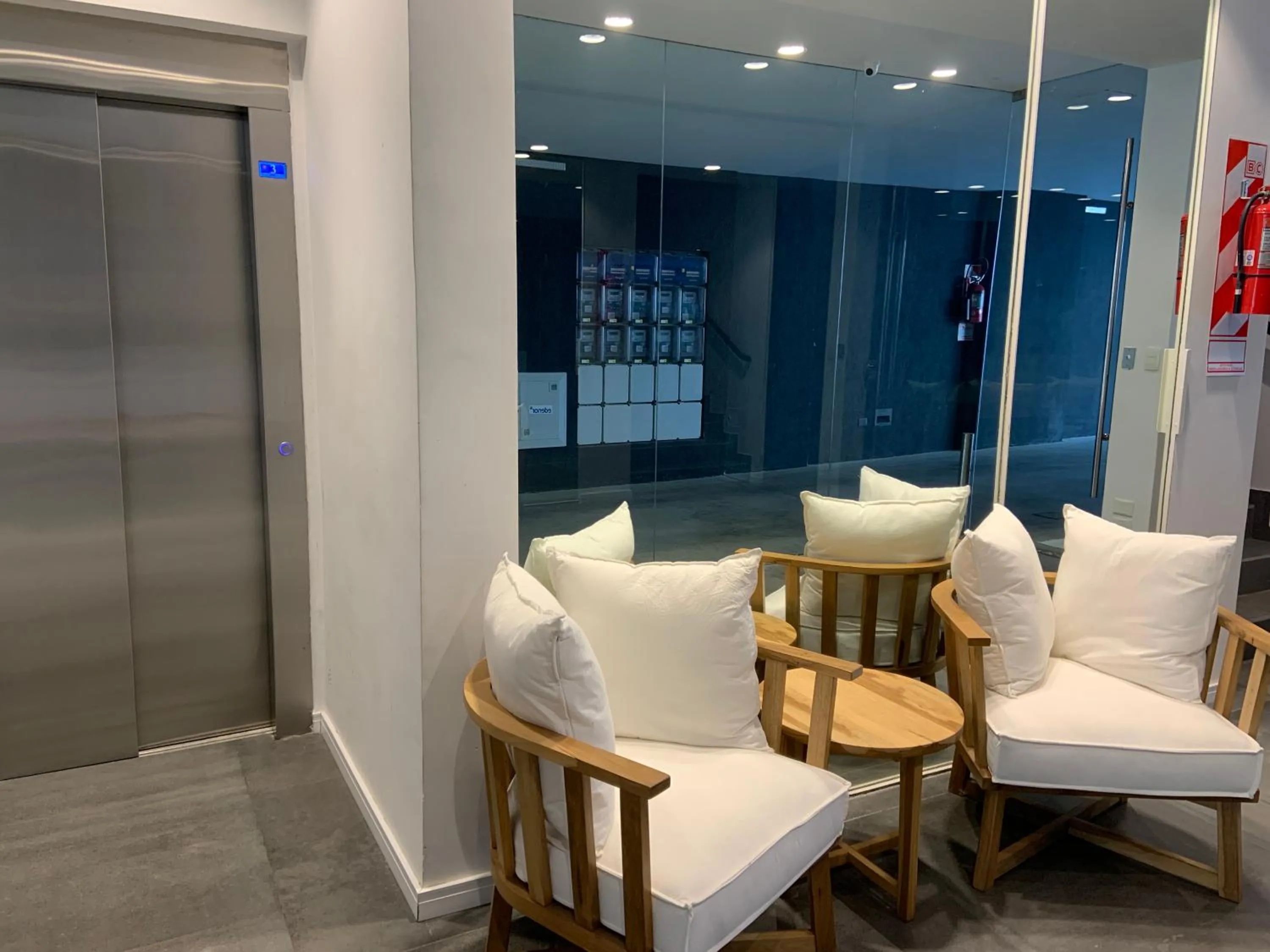 Facade/entrance in Monroe Suites