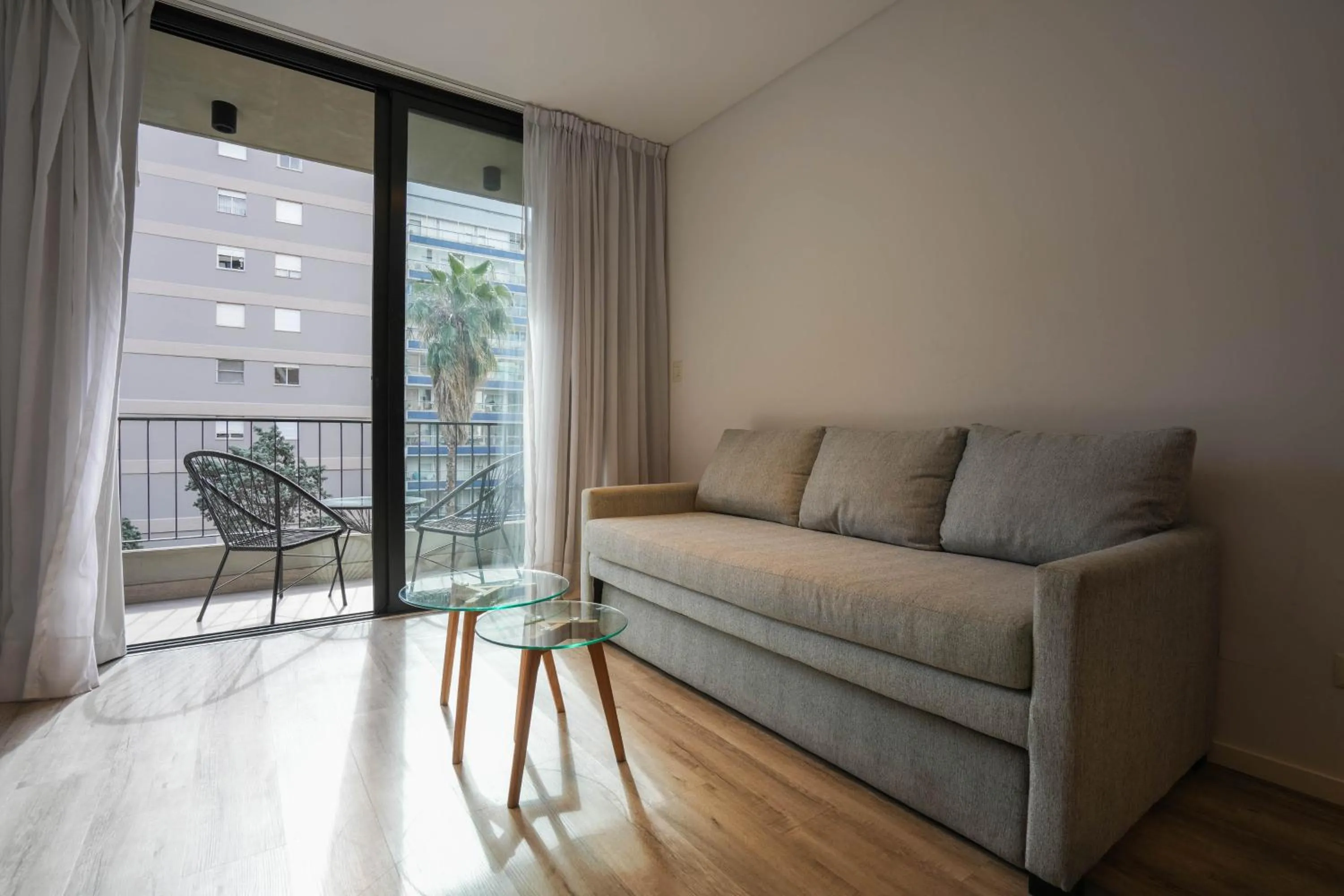 Photo of the whole room in Monroe Suites