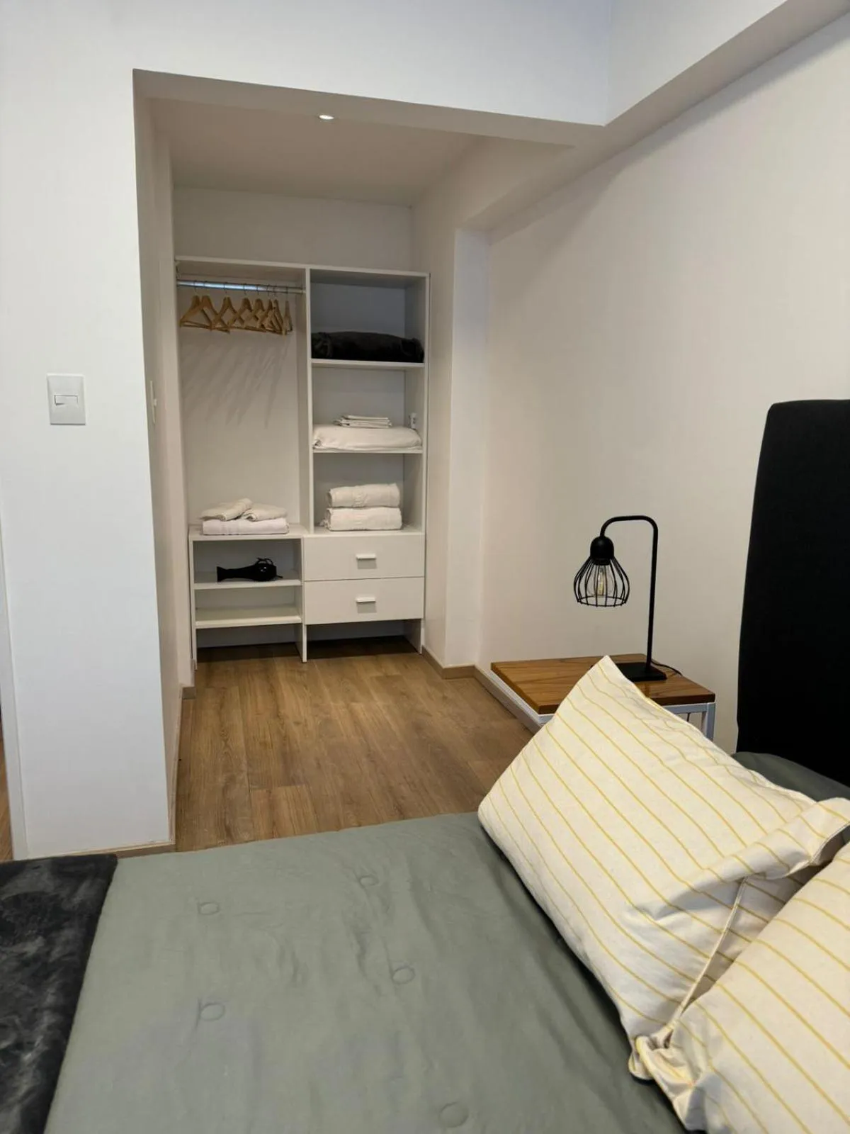 Photo of the whole room, Bed in Monroe Suites