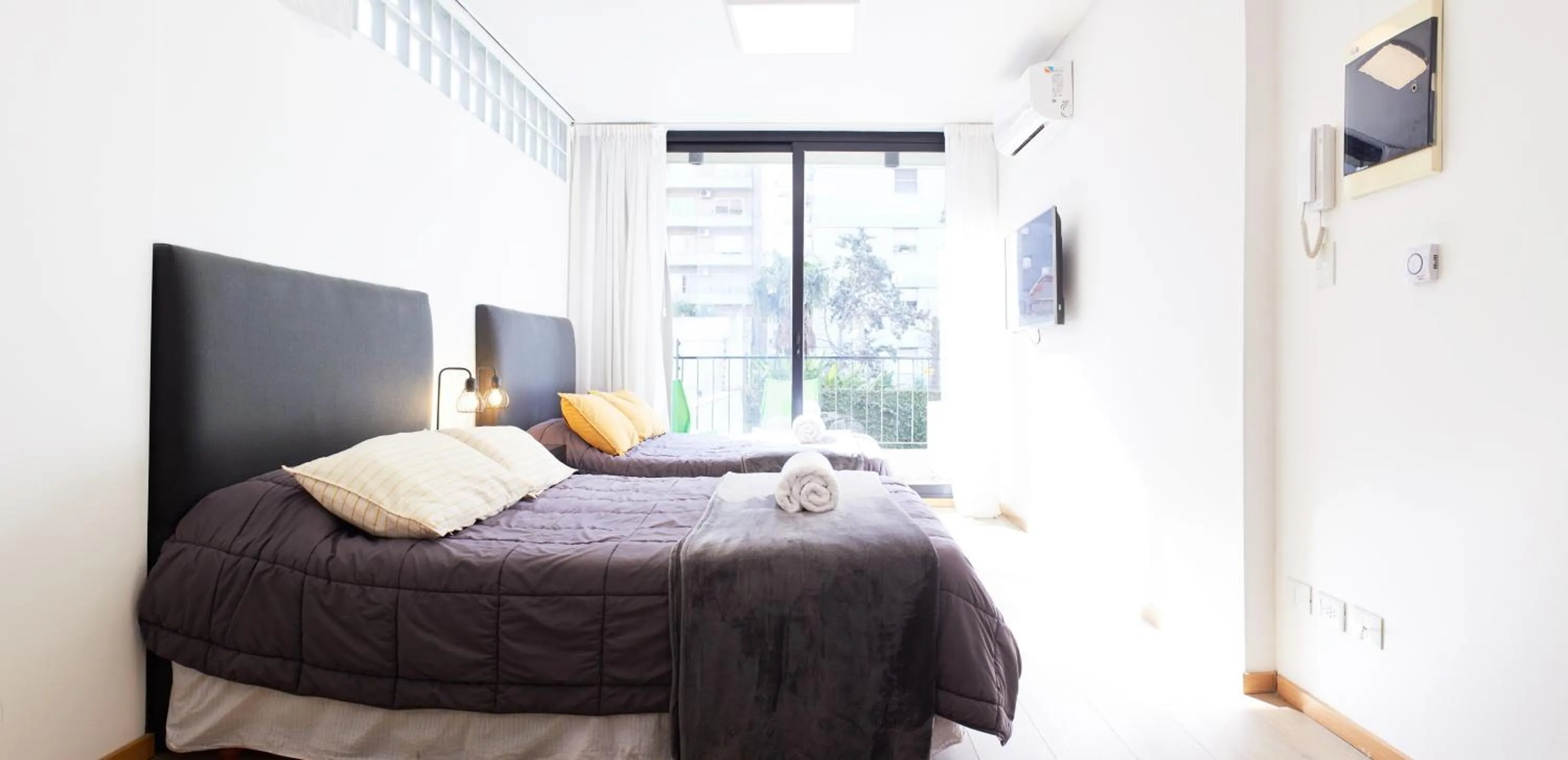 Photo of the whole room, Bed in Monroe Suites