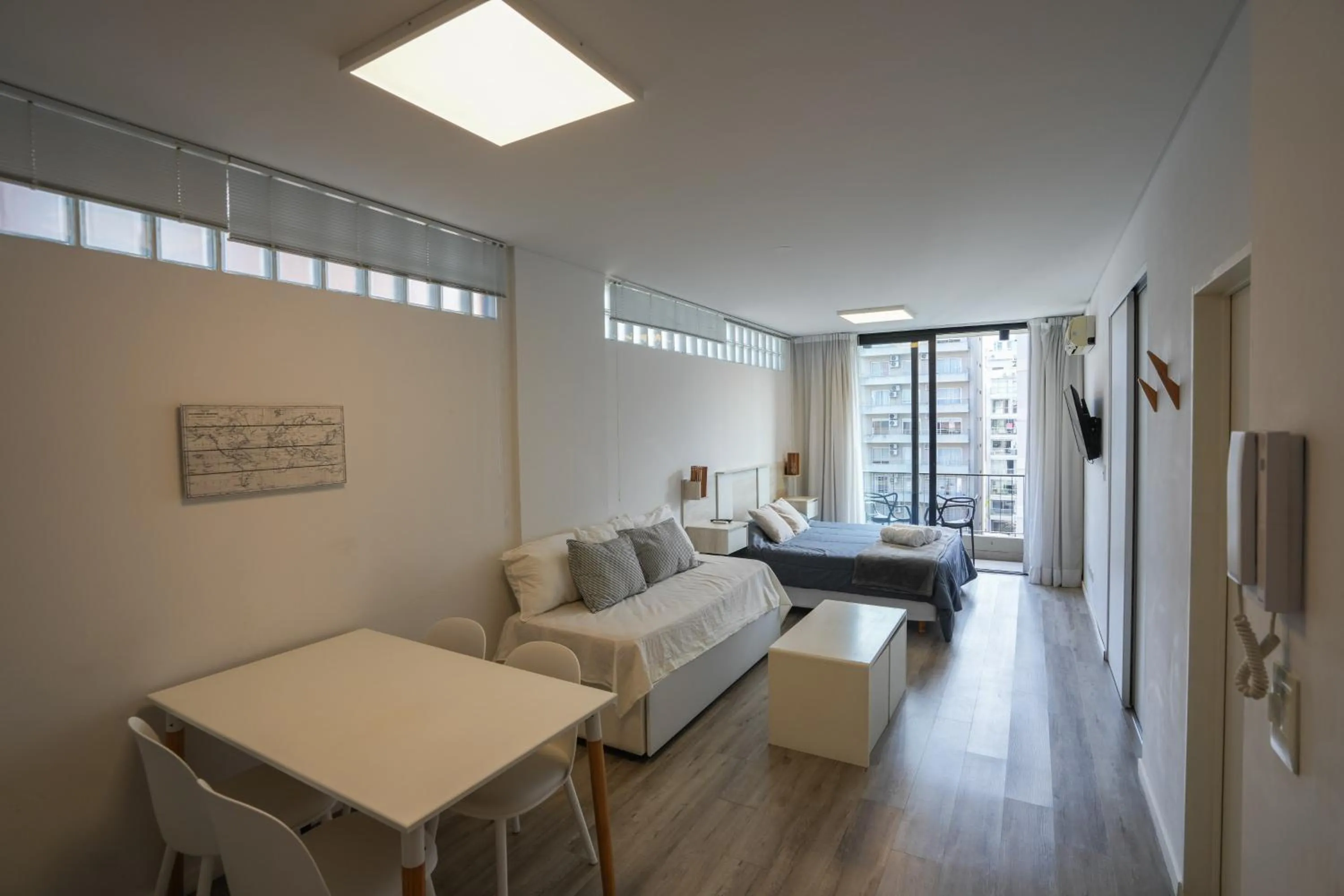 Photo of the whole room in Monroe Suites