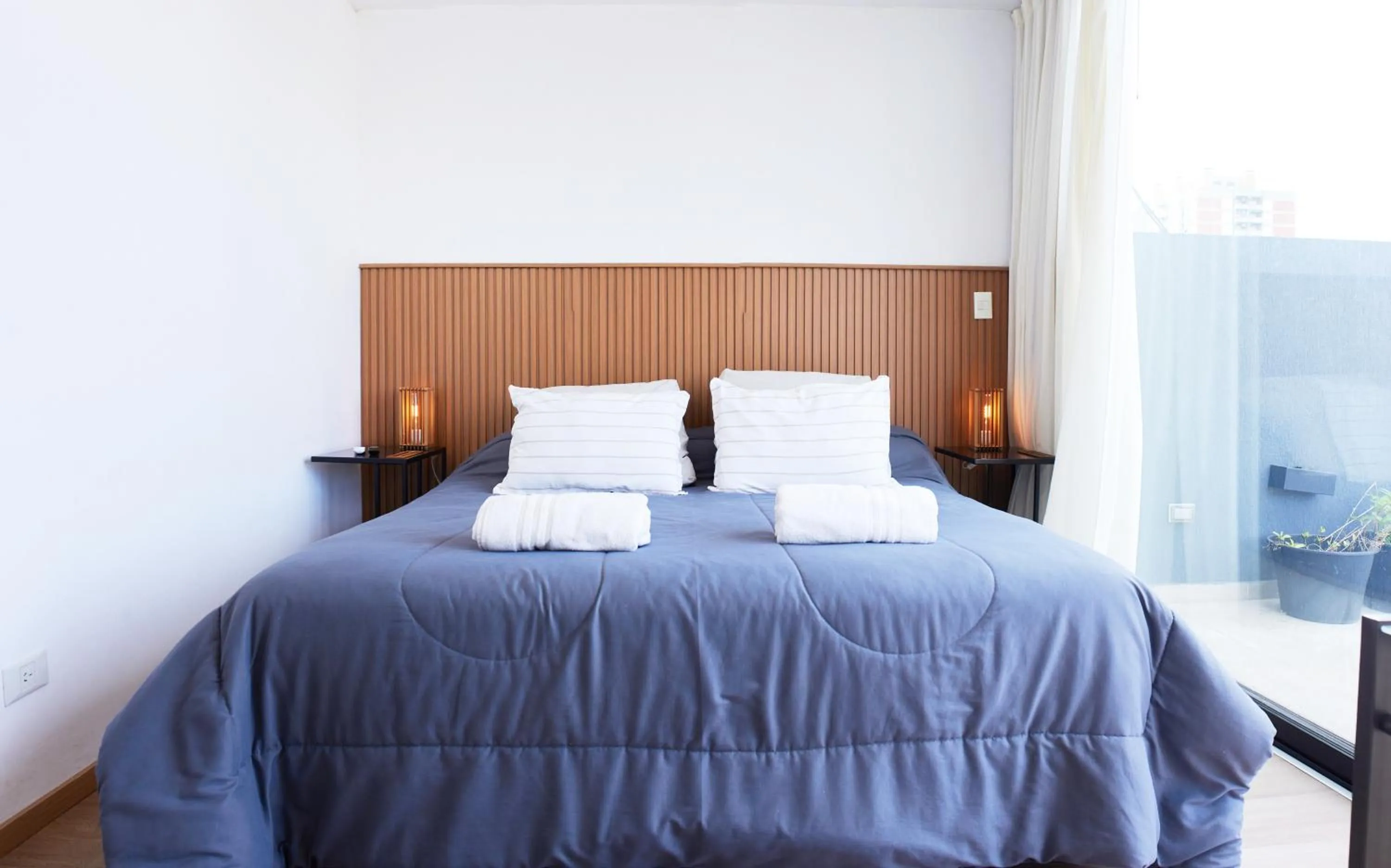 Photo of the whole room, Bed in Monroe Suites