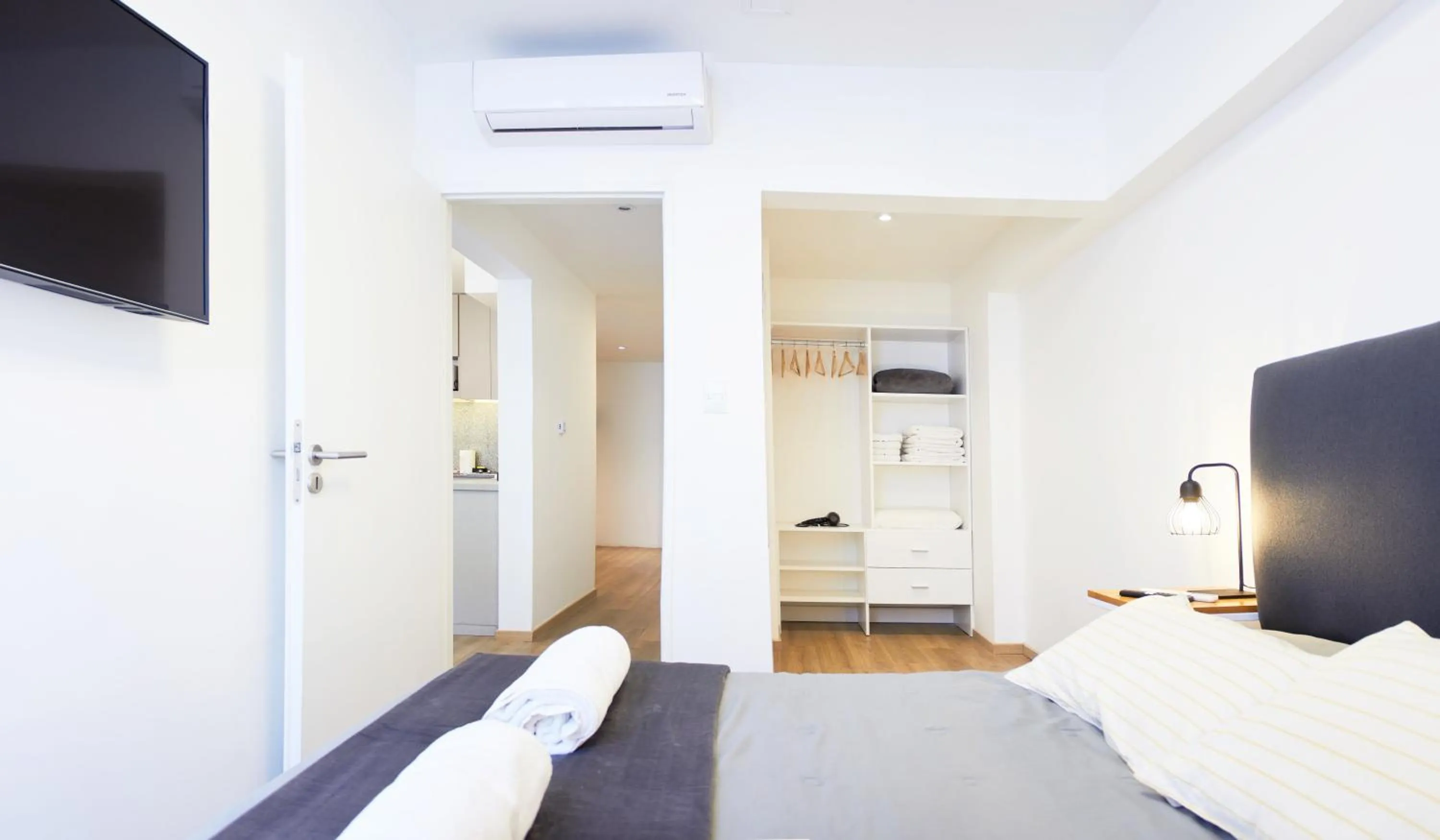 Photo of the whole room, Bed in Monroe Suites