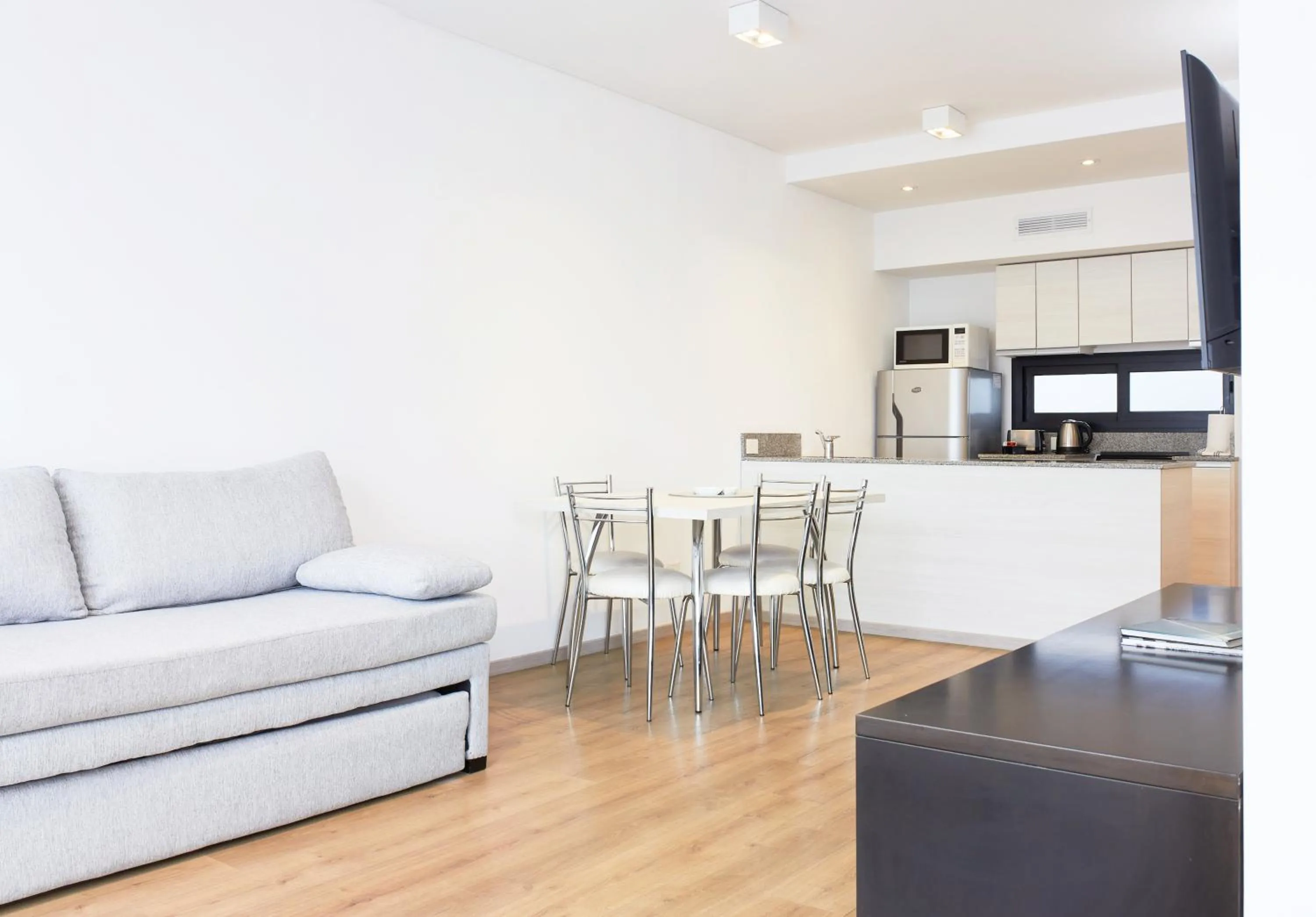 Photo of the whole room in Monroe Suites