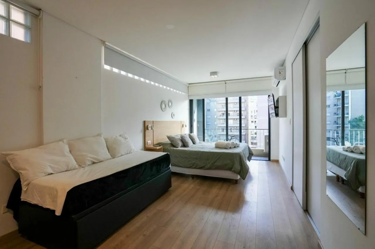 Photo of the whole room, Bed in Monroe Suites