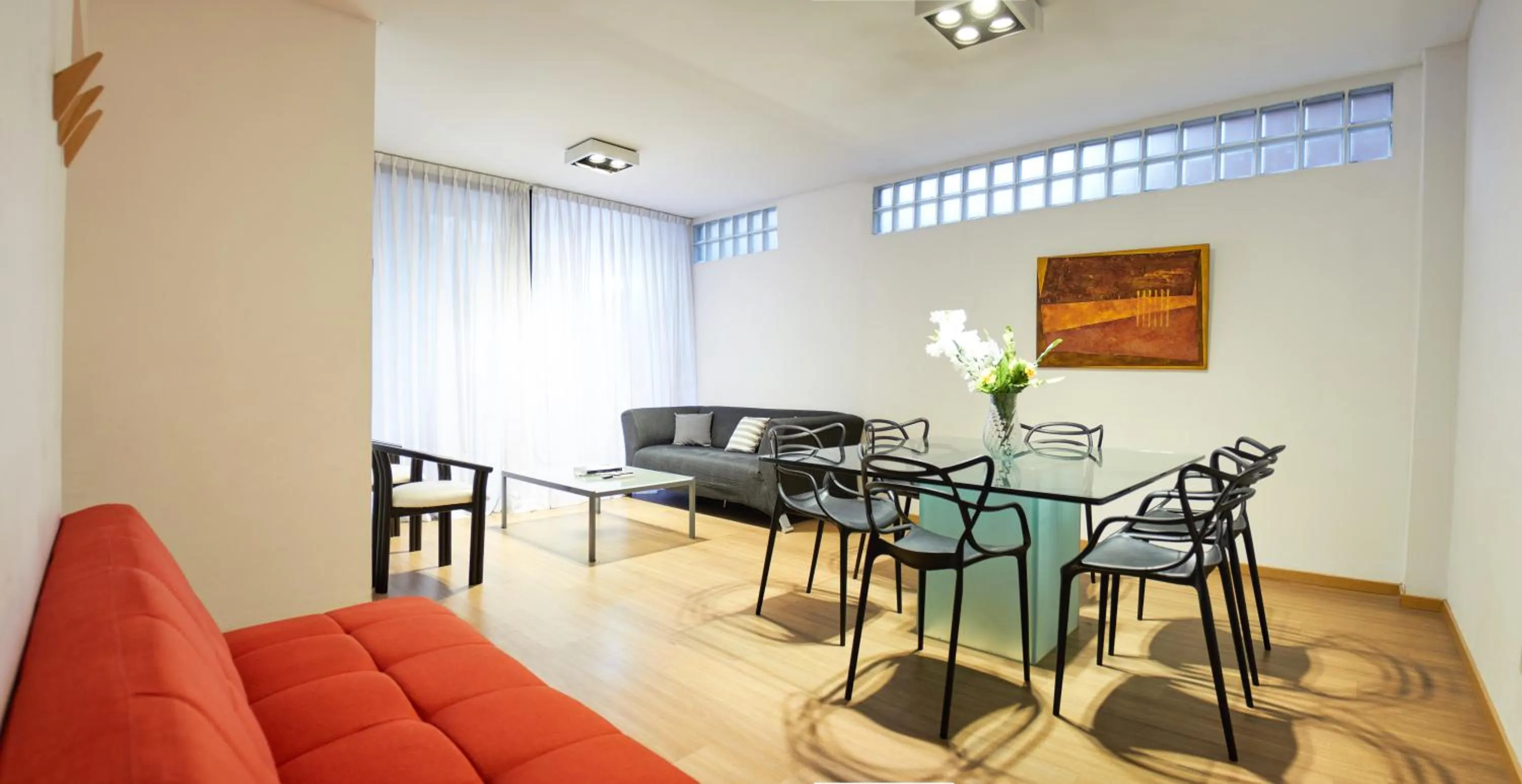 Dining area in Monroe Suites