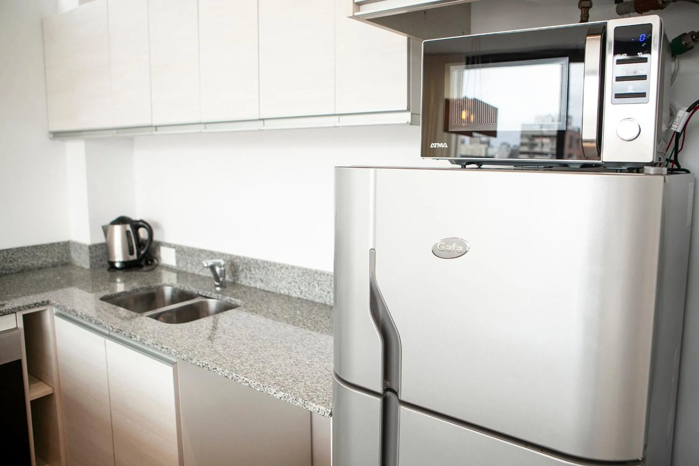 Kitchen or kitchenette in Monroe Suites