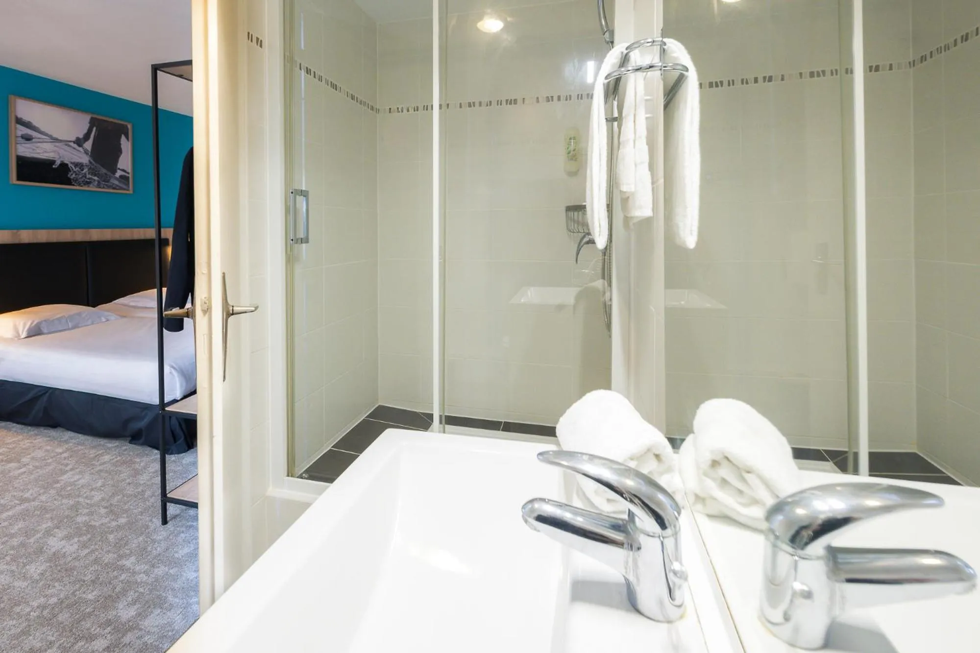 Property building, Bed in Hôtel de France - Le Patriarche