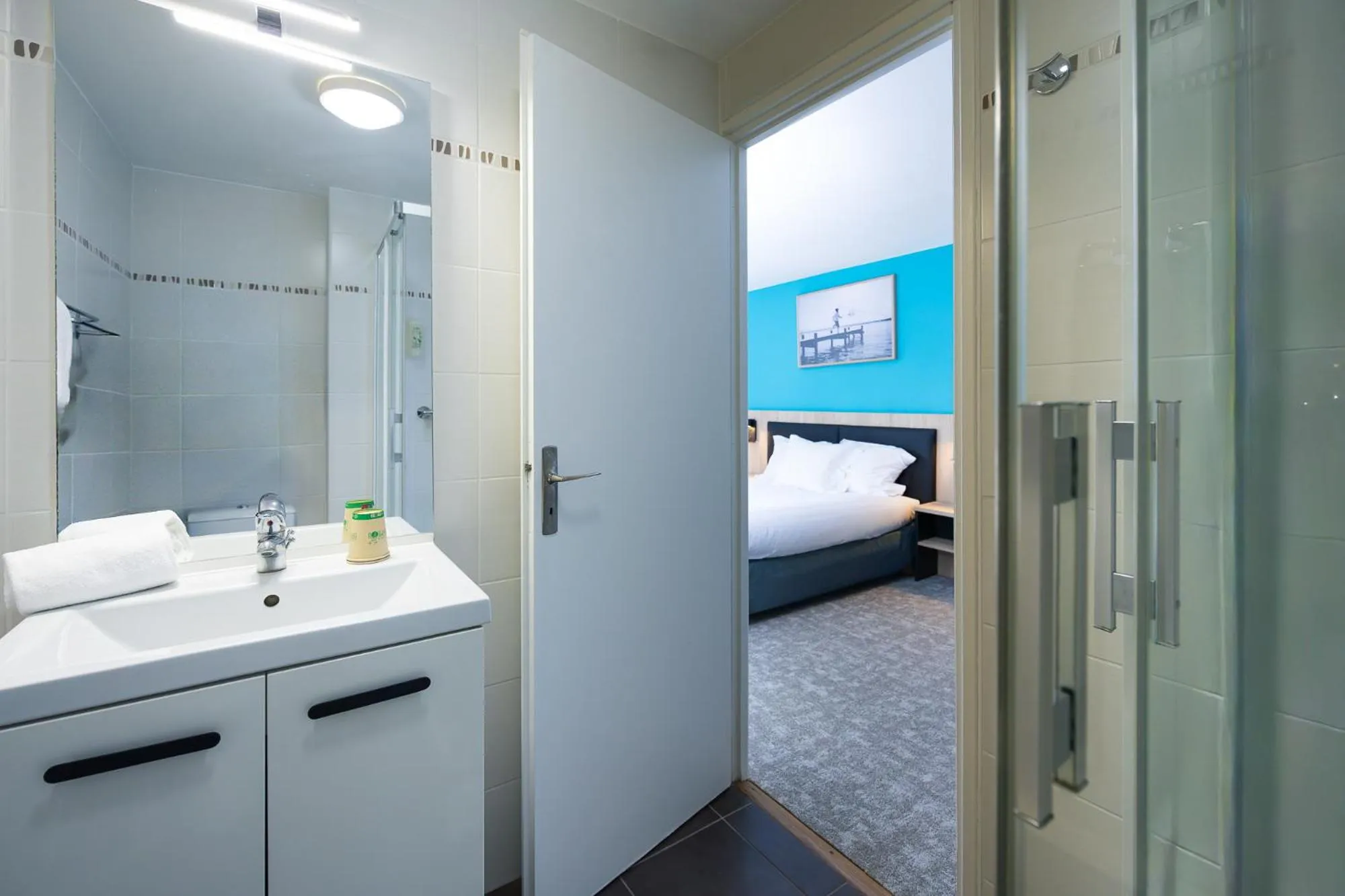 Shower, Bed in Hôtel de France - Le Patriarche