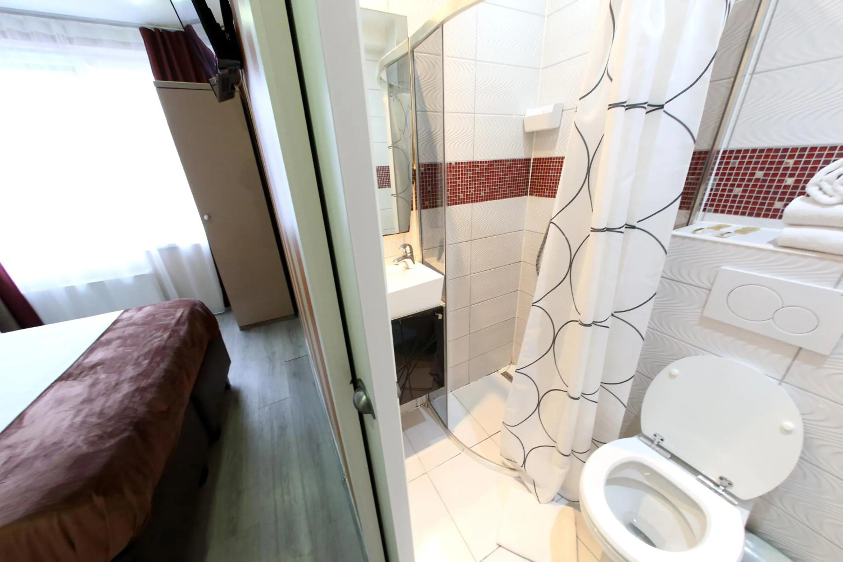 Shower in Hotel Phenix