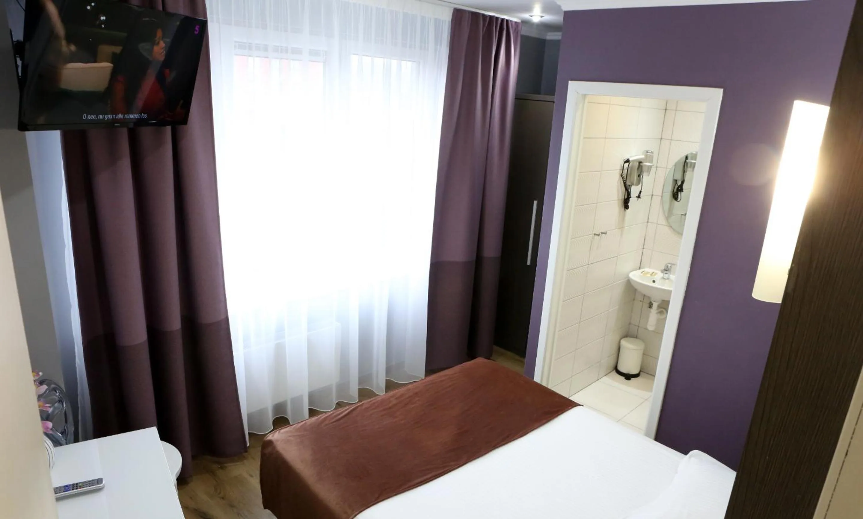 Photo of the whole room, Bed in Hotel Phenix