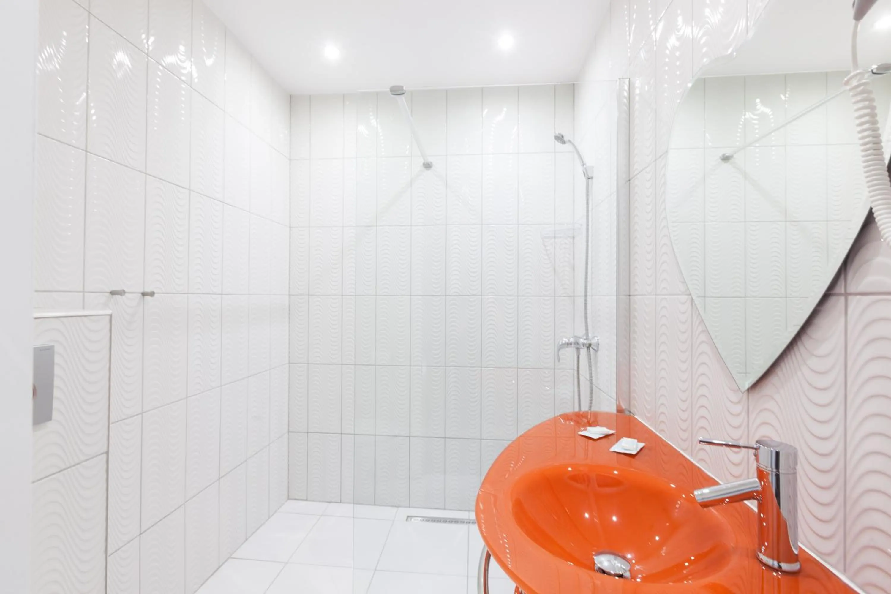 Shower in Hotel Phenix