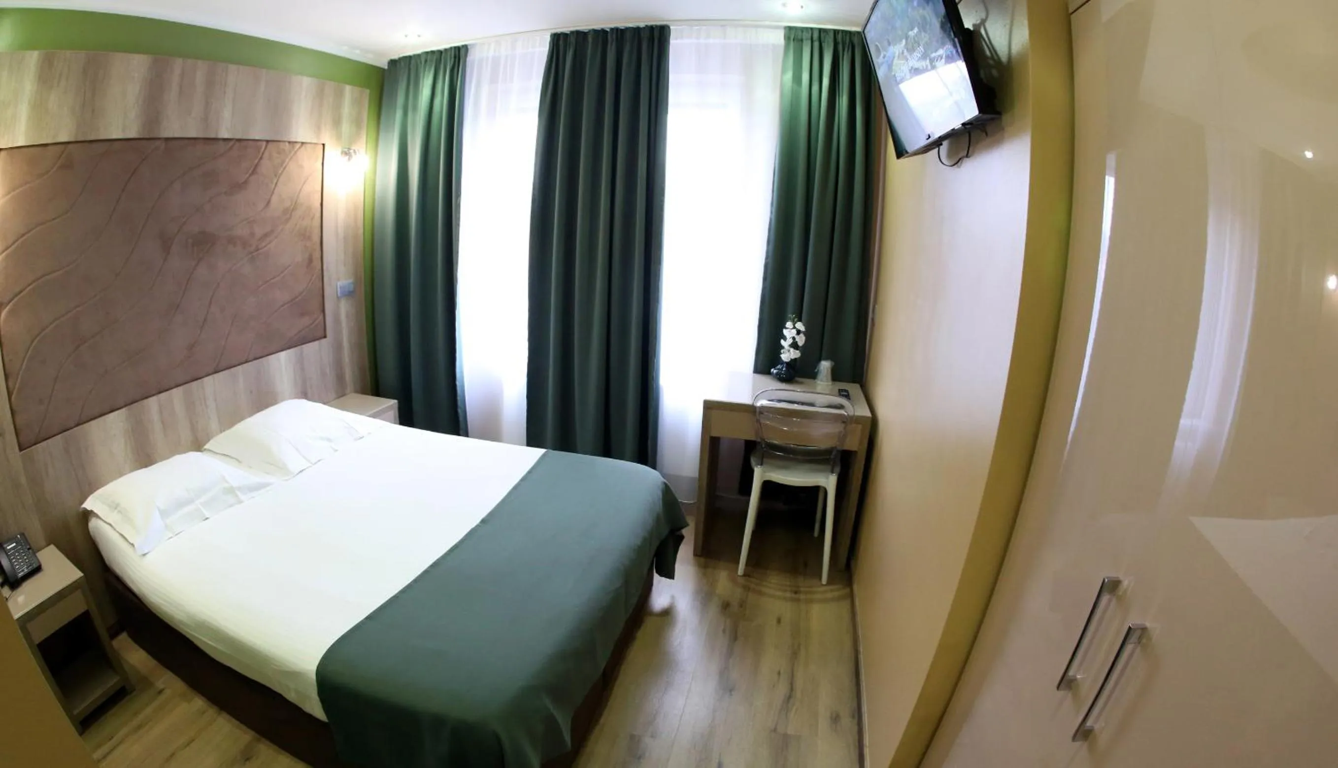 TV and multimedia, Bed in Hotel Phenix