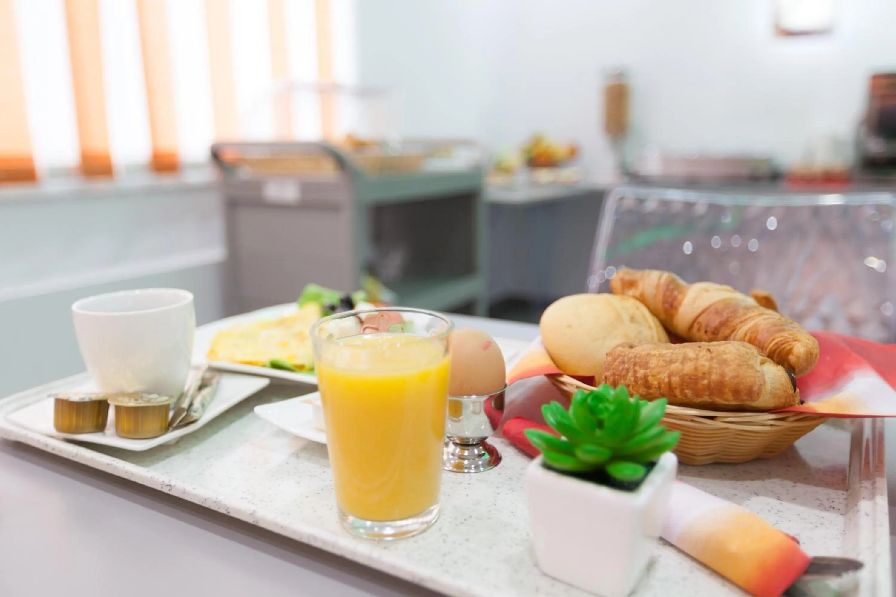 Restaurant/places to eat in Hotel Phenix