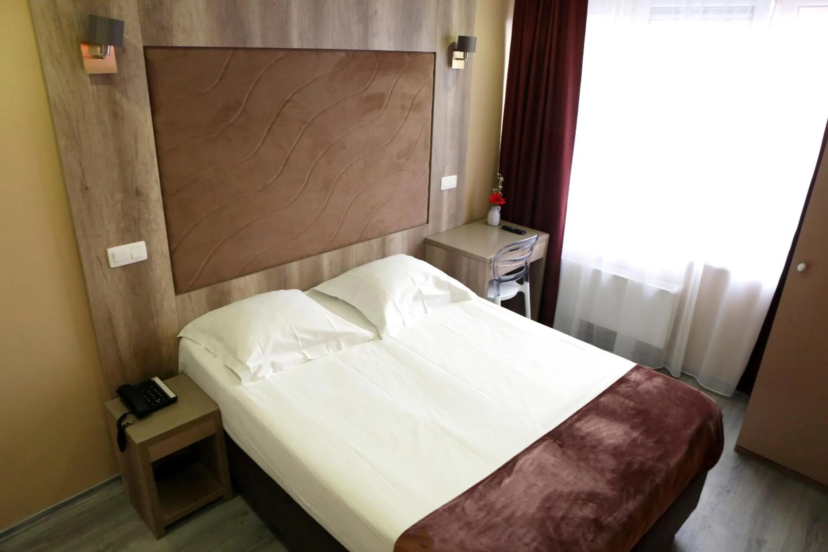 Bedroom, Bed in Hotel Phenix