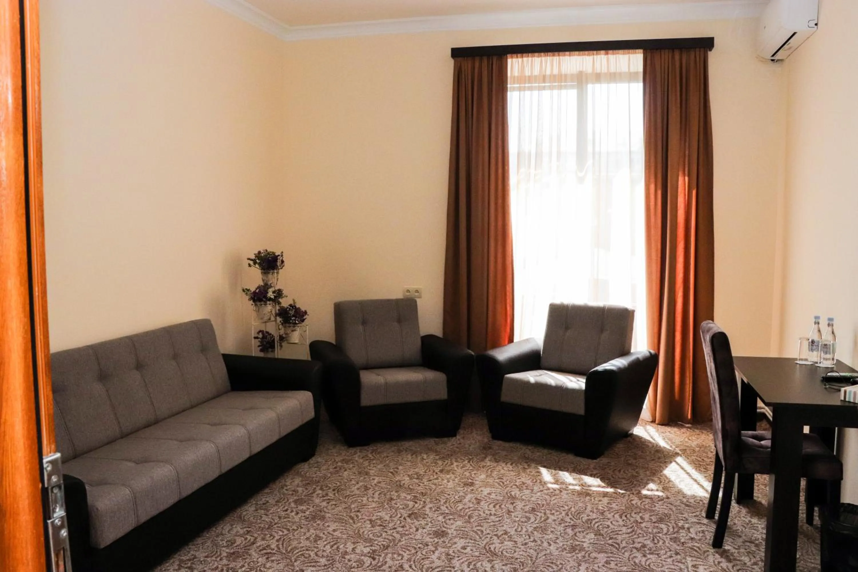 Living room in Yerevan Centre Hotel