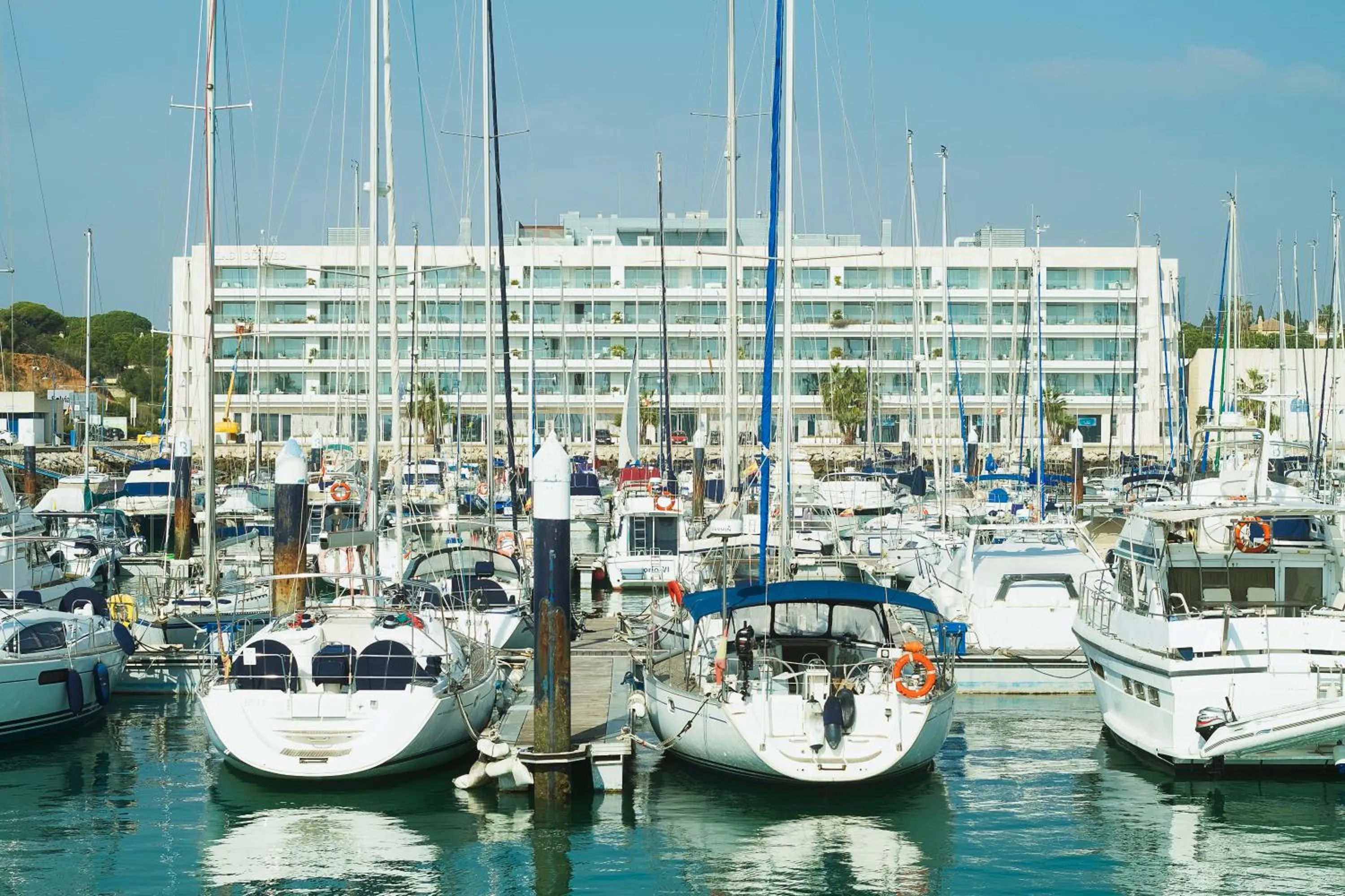 Facade/entrance in Suites Puerto Sherry