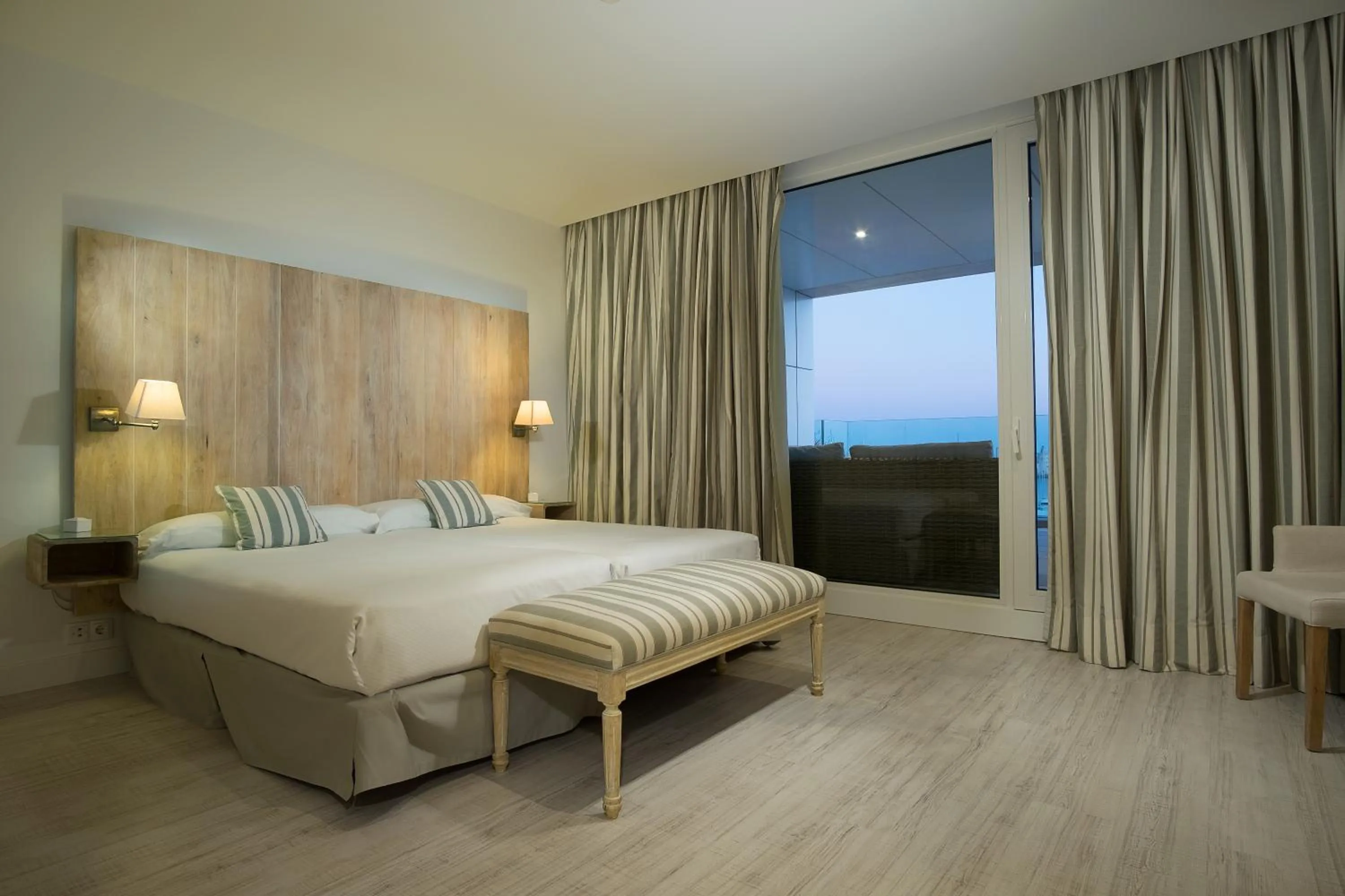 Photo of the whole room, Bed in Suites Puerto Sherry