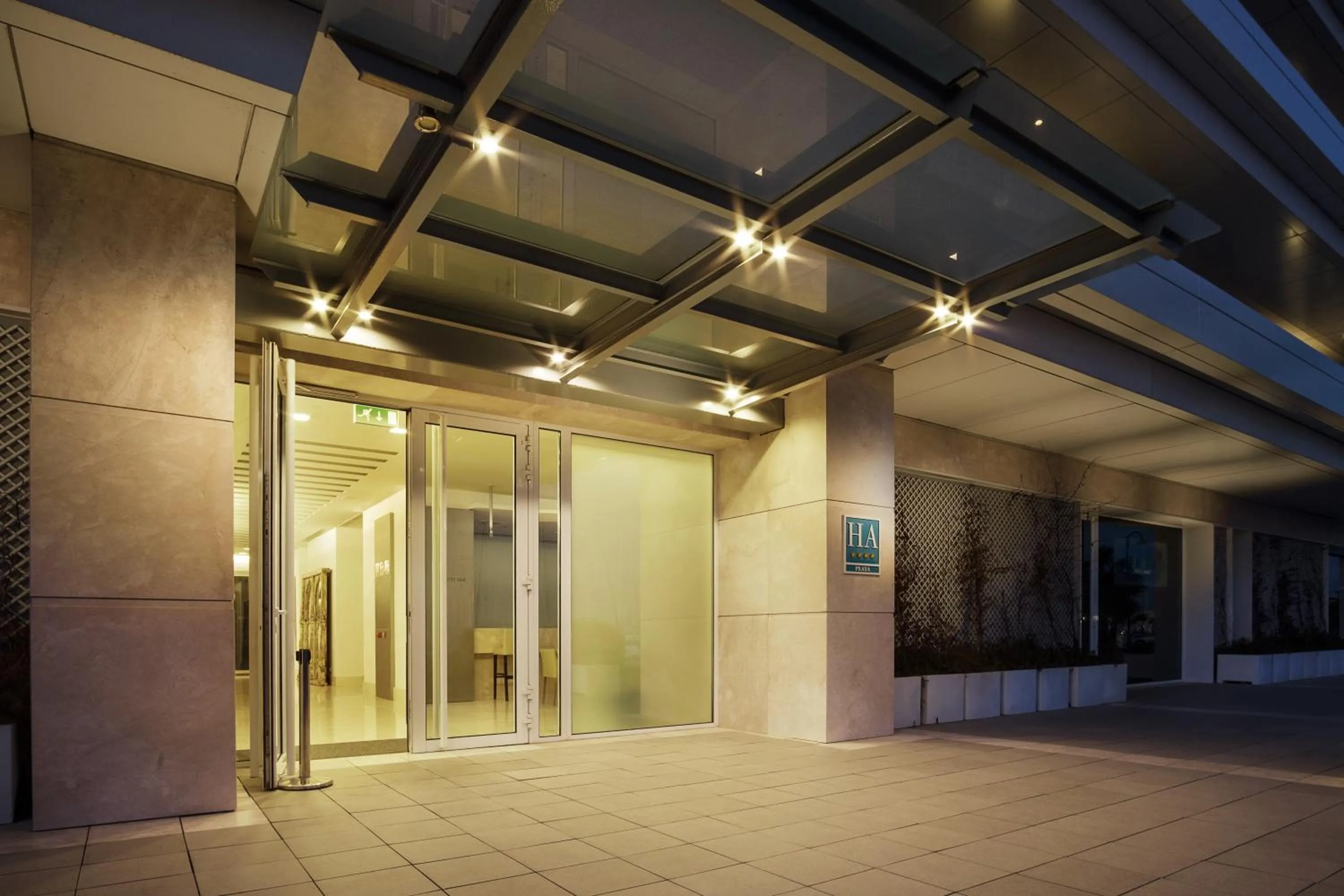 Facade/entrance in Suites Puerto Sherry