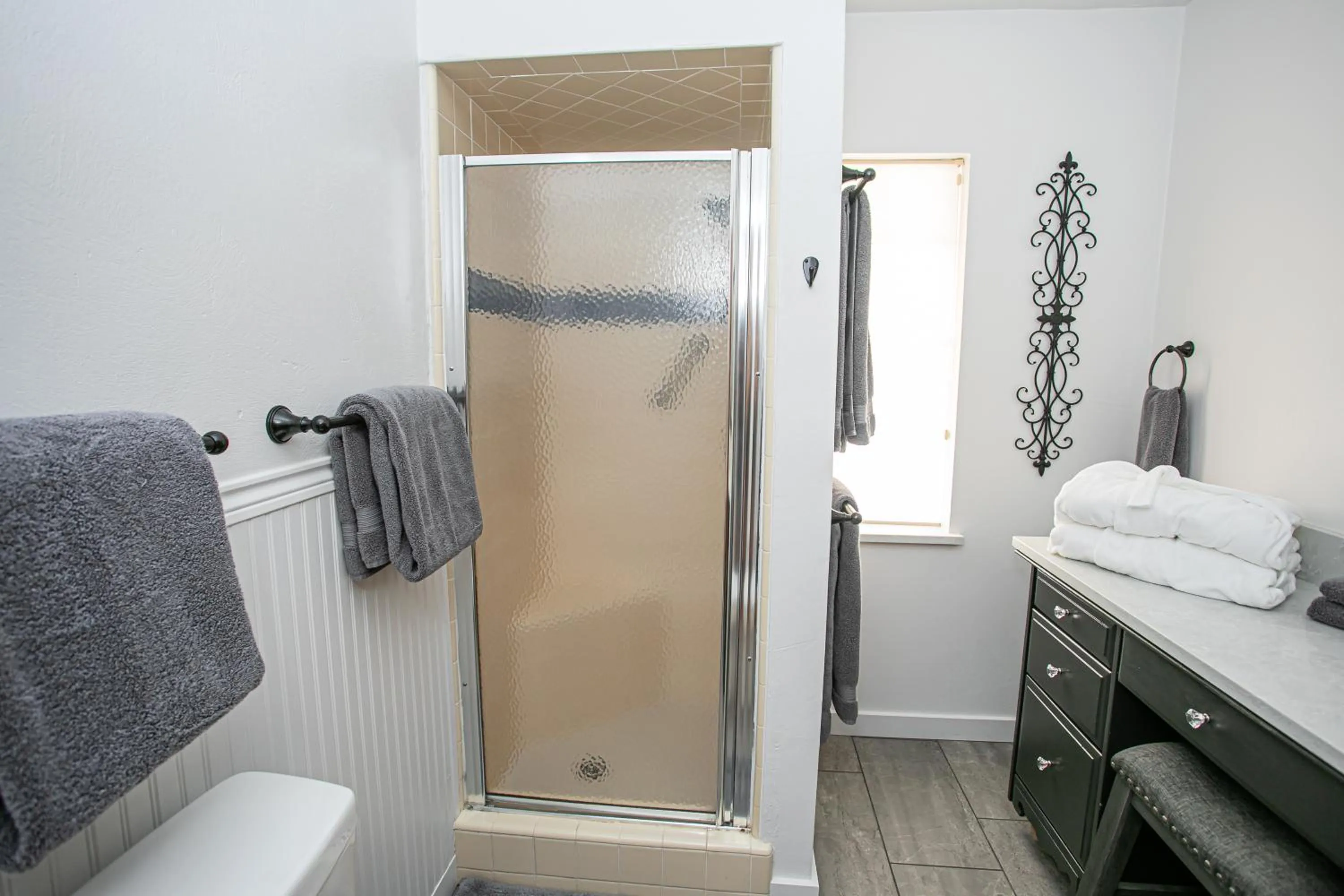 Bathroom, Bed in Hummingbird Estate