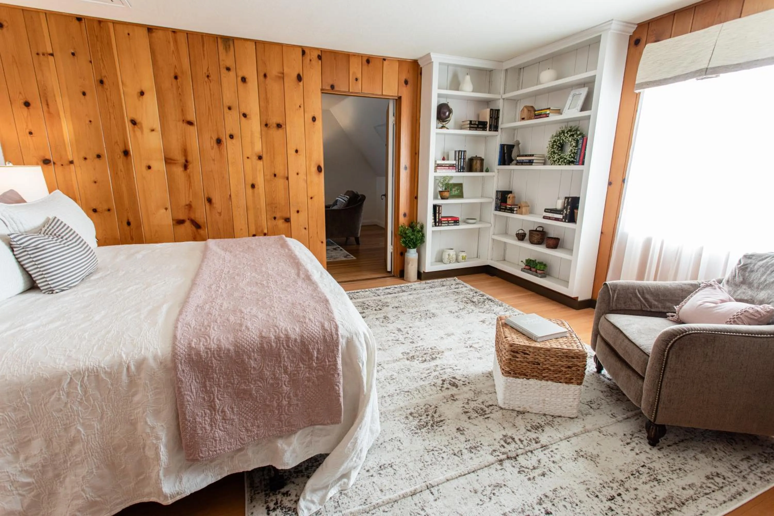 Photo of the whole room, Bed in Hummingbird Estate