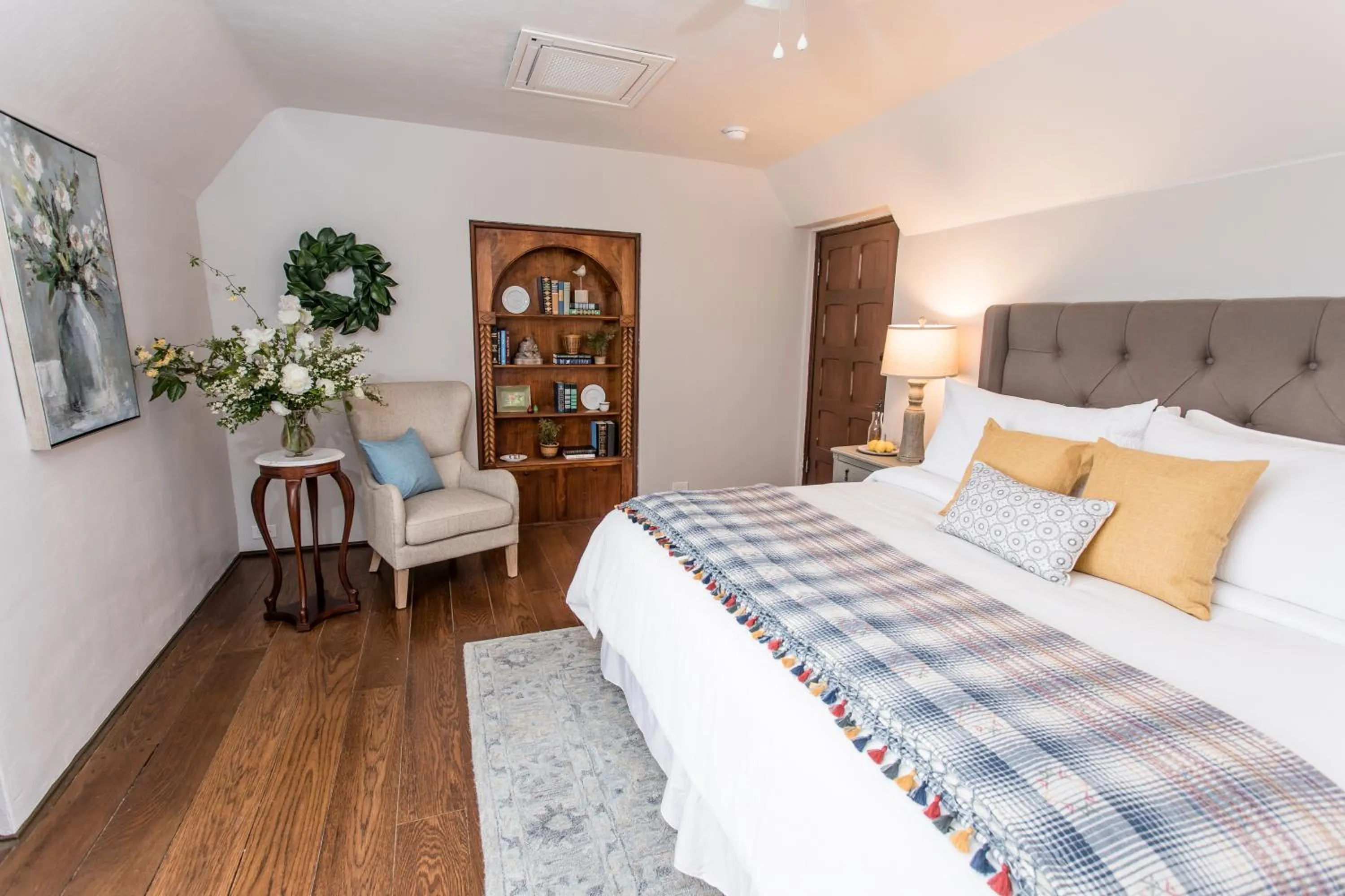 Bedroom, Bed in Hummingbird Estate