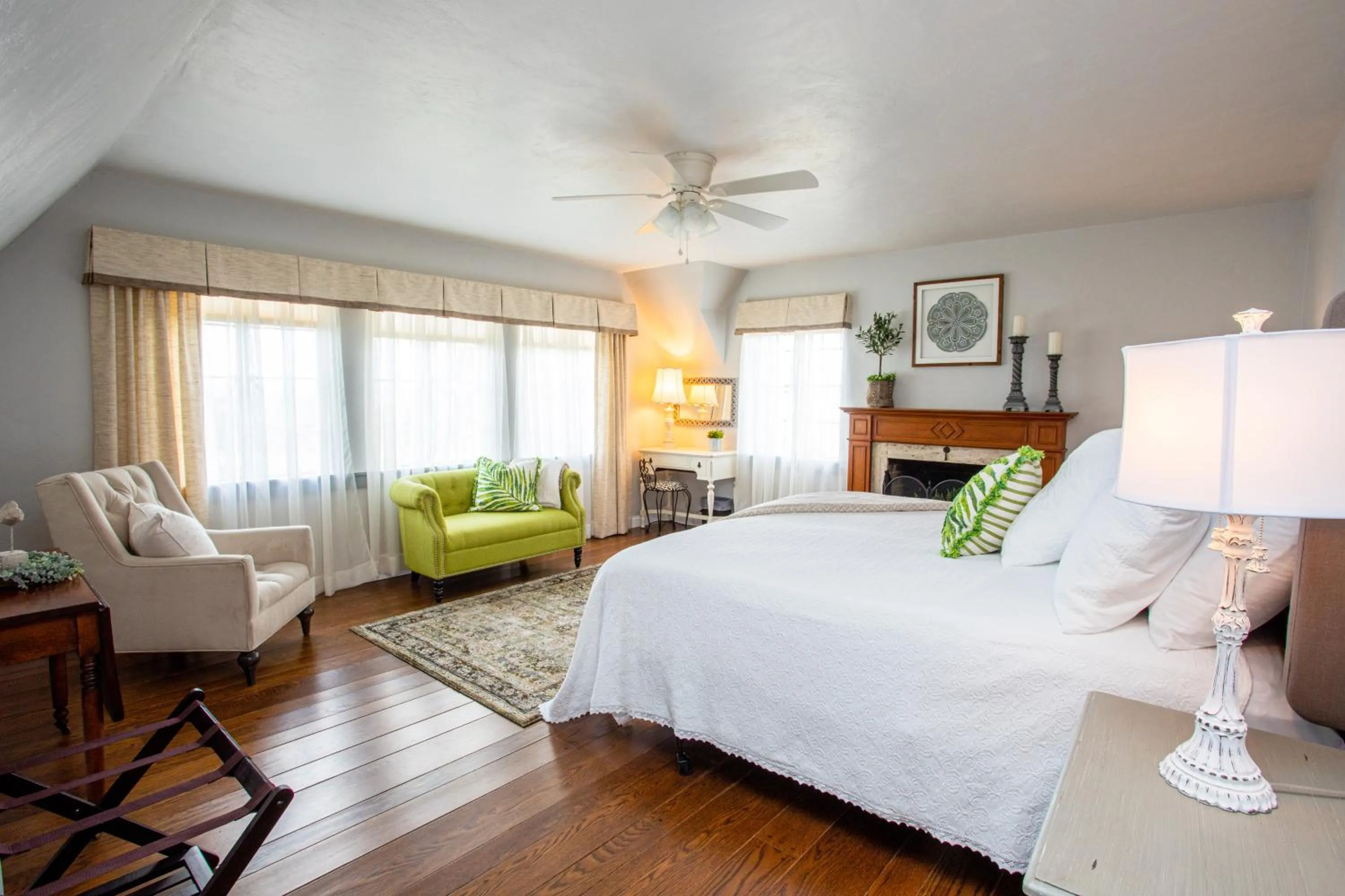 Photo of the whole room, Bed in Hummingbird Estate