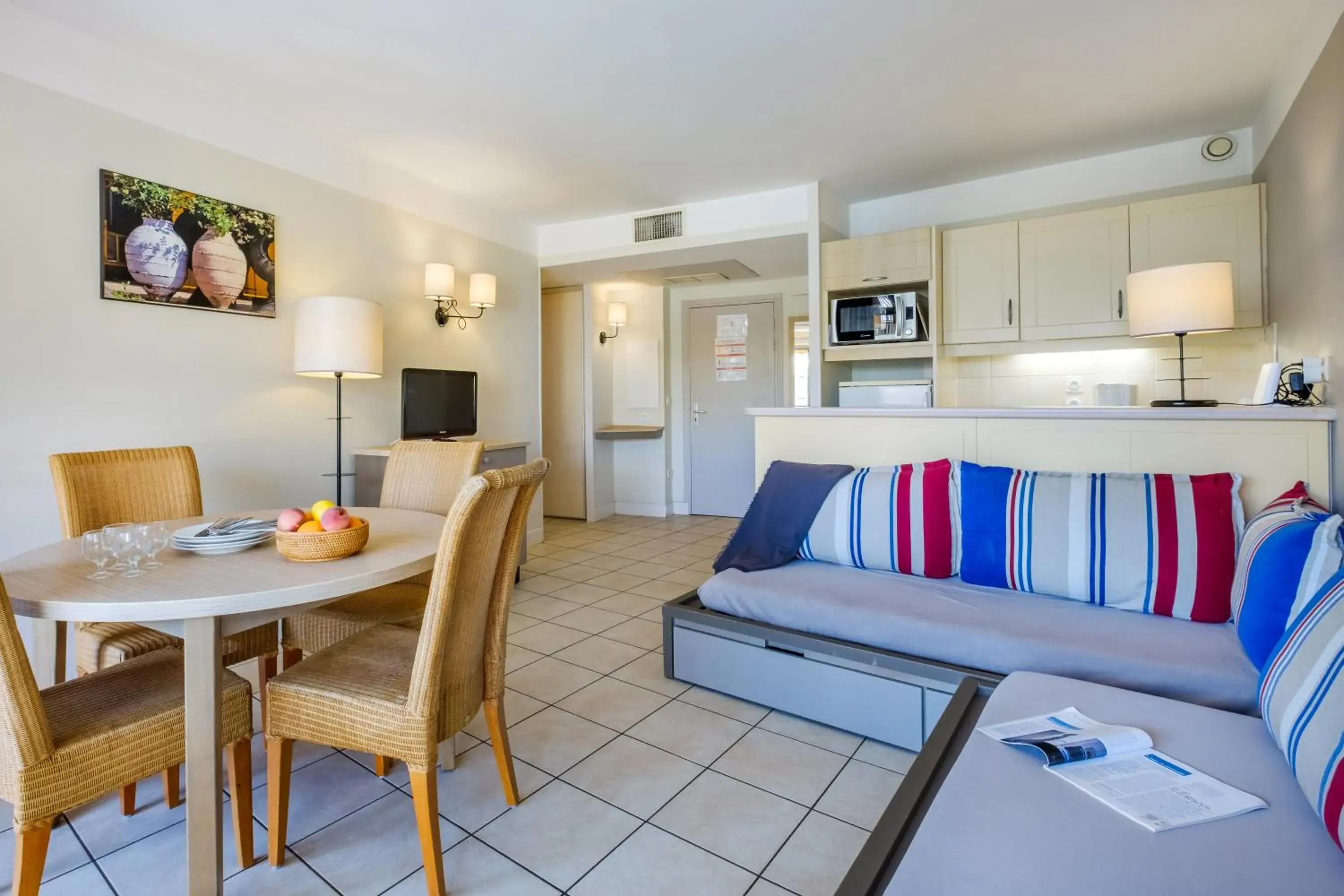 One-Bedroom Apartment with Sleeping Alcove and Air Conditioning (6 People) in Résidence Pierre & Vacances Heliotel Marine One-Bedroom Apartment with Sleeping Alcove and Air Conditioning (6 People) in Résidence Pierre & Vacances Heliotel Marine