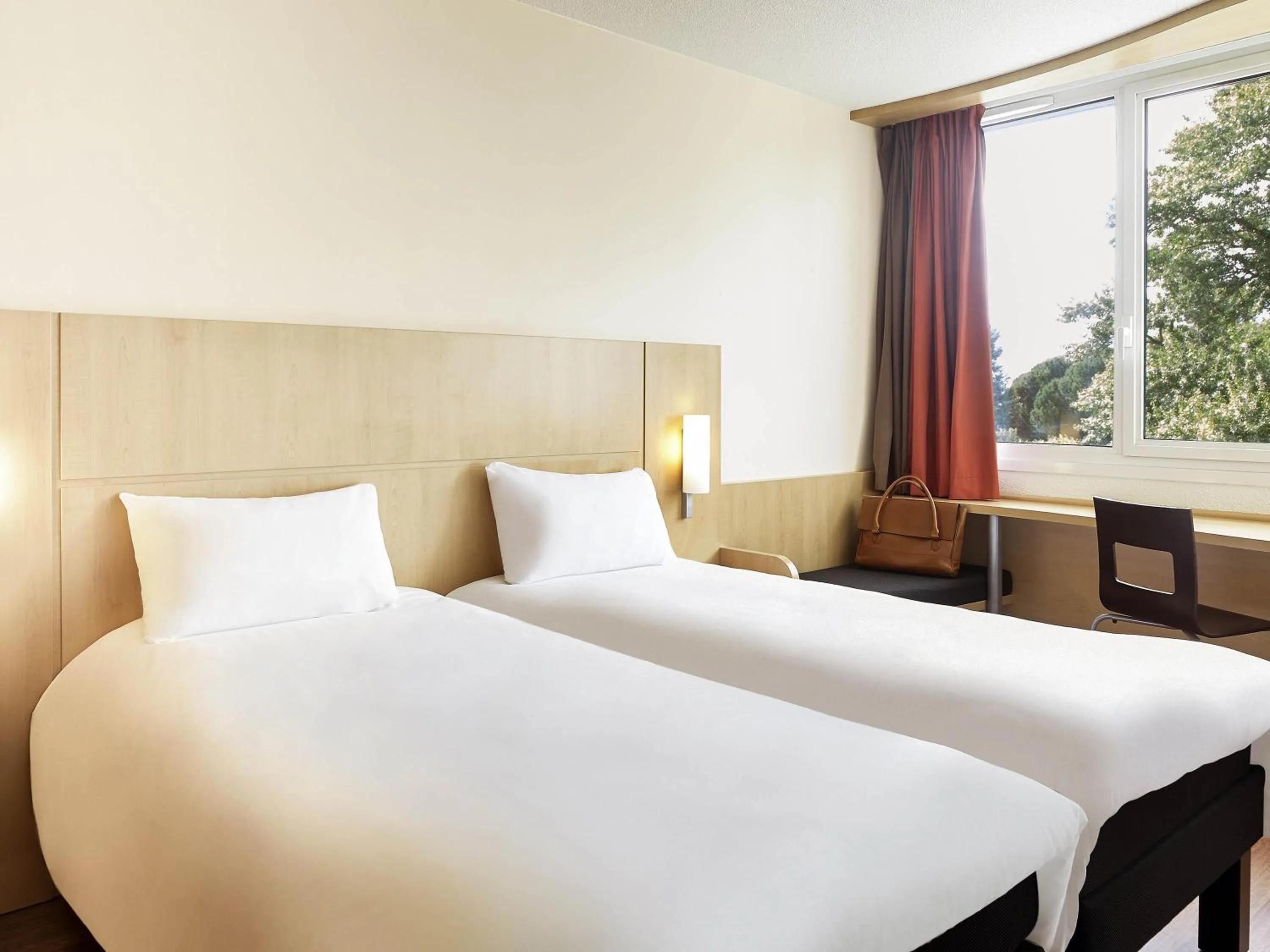 Bedroom, Bed in Ibis Cavaillon Portes du Luberon